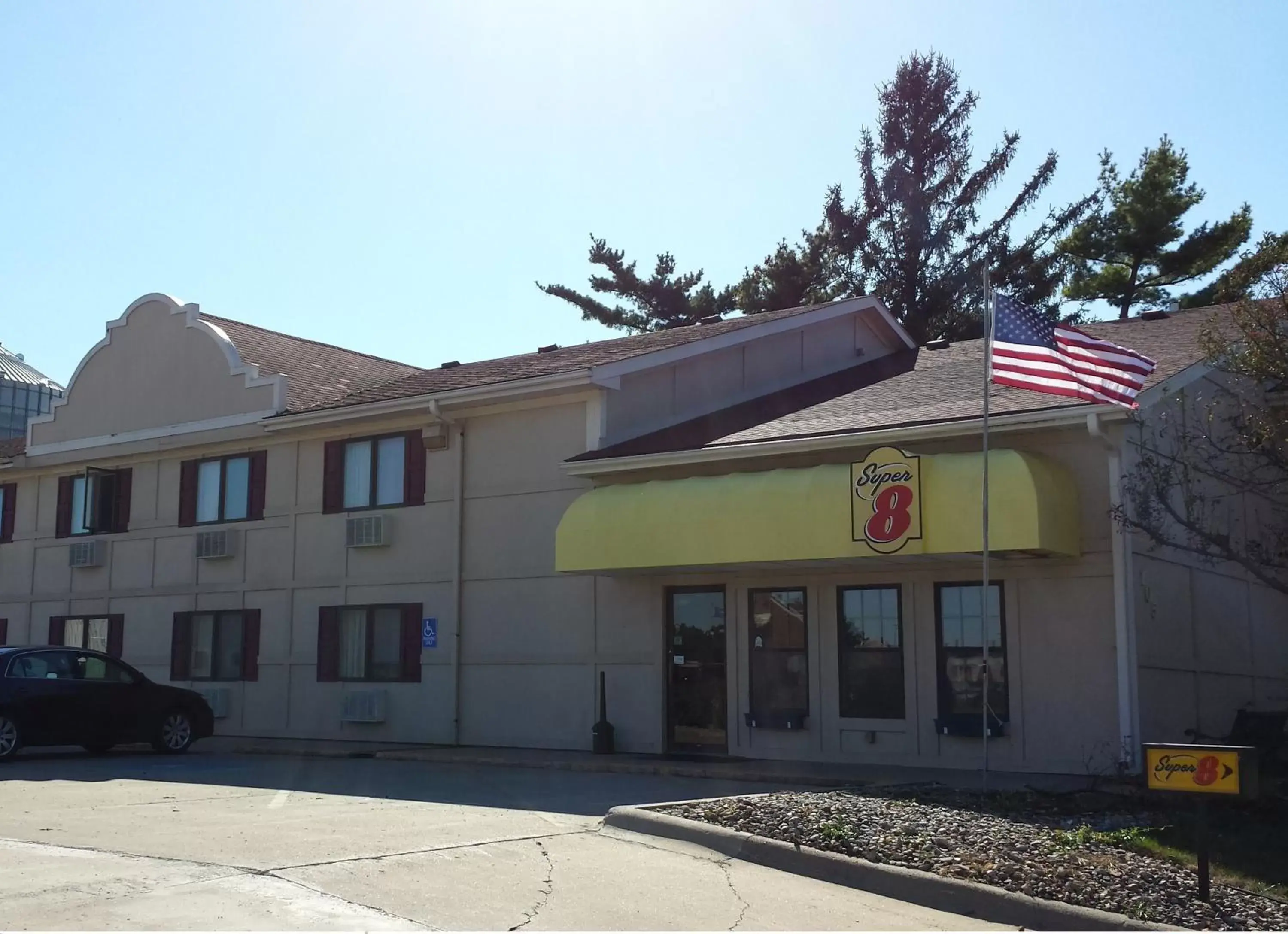 Facade/entrance in Super 8 by Wyndham Pella Facade/entrance in Super 8 by Wyndham Pella