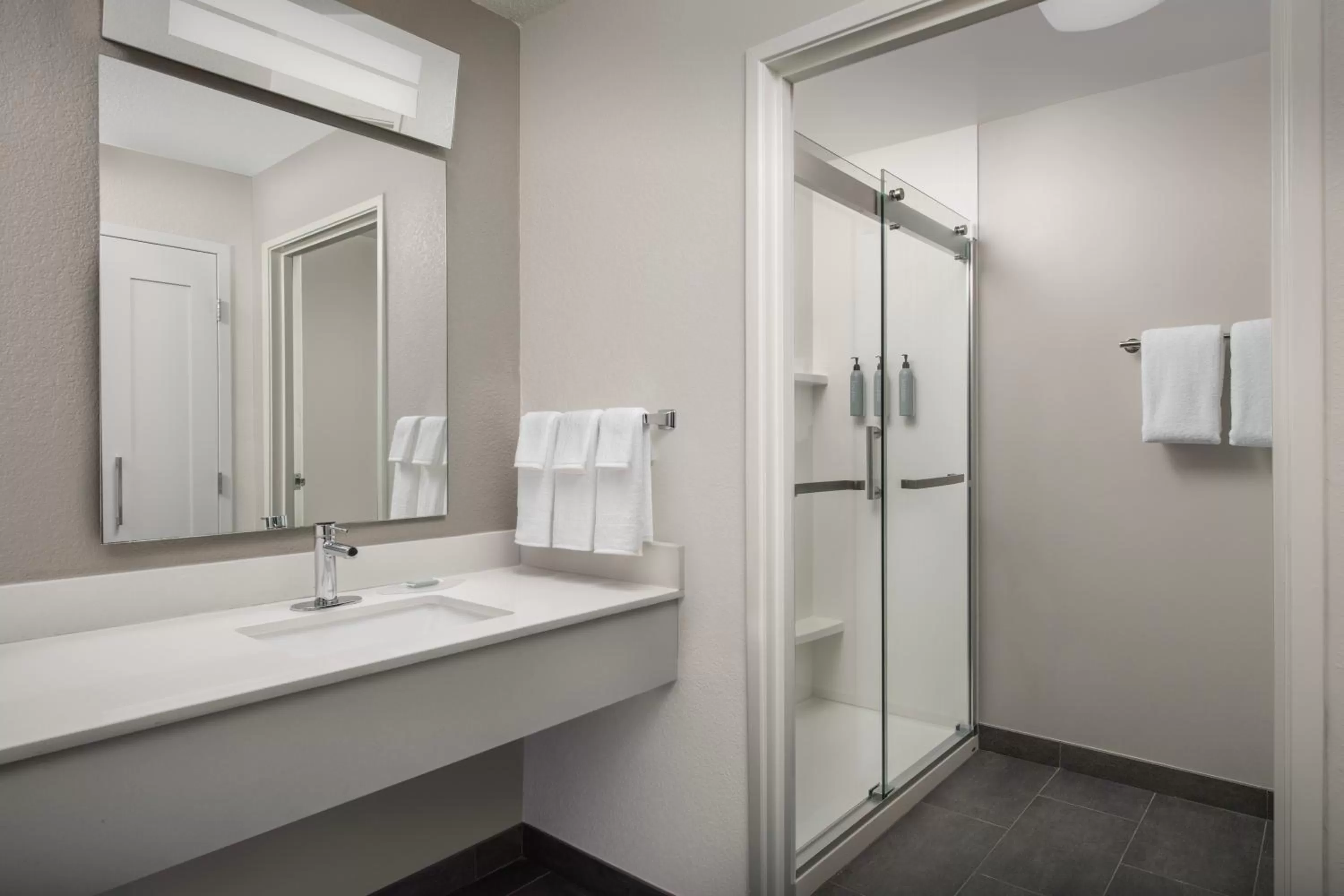 Bathroom in Courtyard by Marriott Dayton Beavercreek