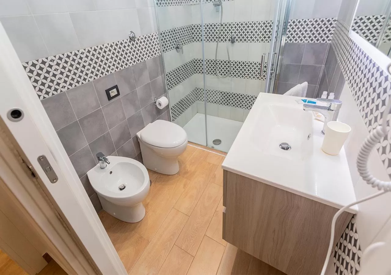 Shower, Bathroom in B&B Vico Milano 18