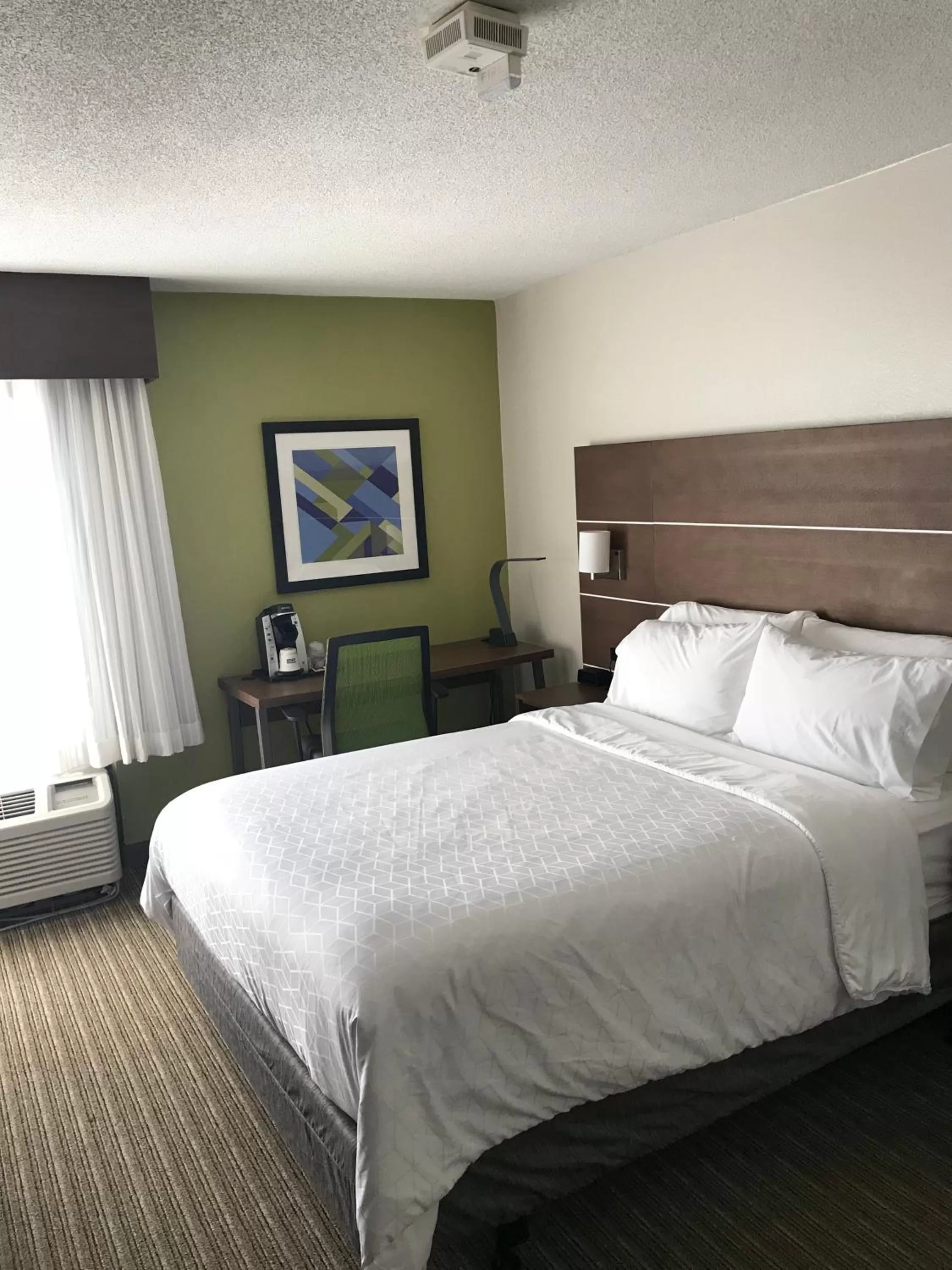 Bed in Holiday Inn Express Memphis Medical Center - Midtown by IHG