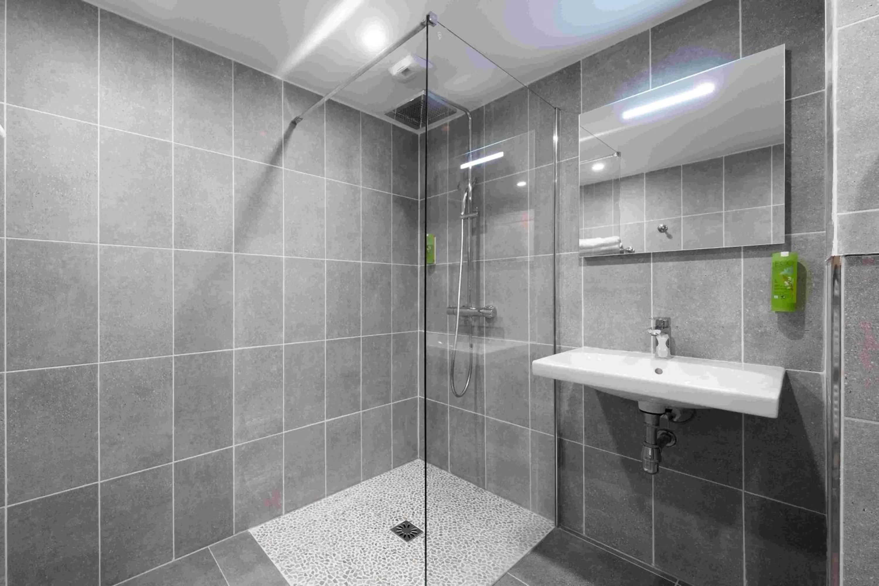 Shower in Hôtel Quality Suites Maisons-Laffitte Paris Ouest