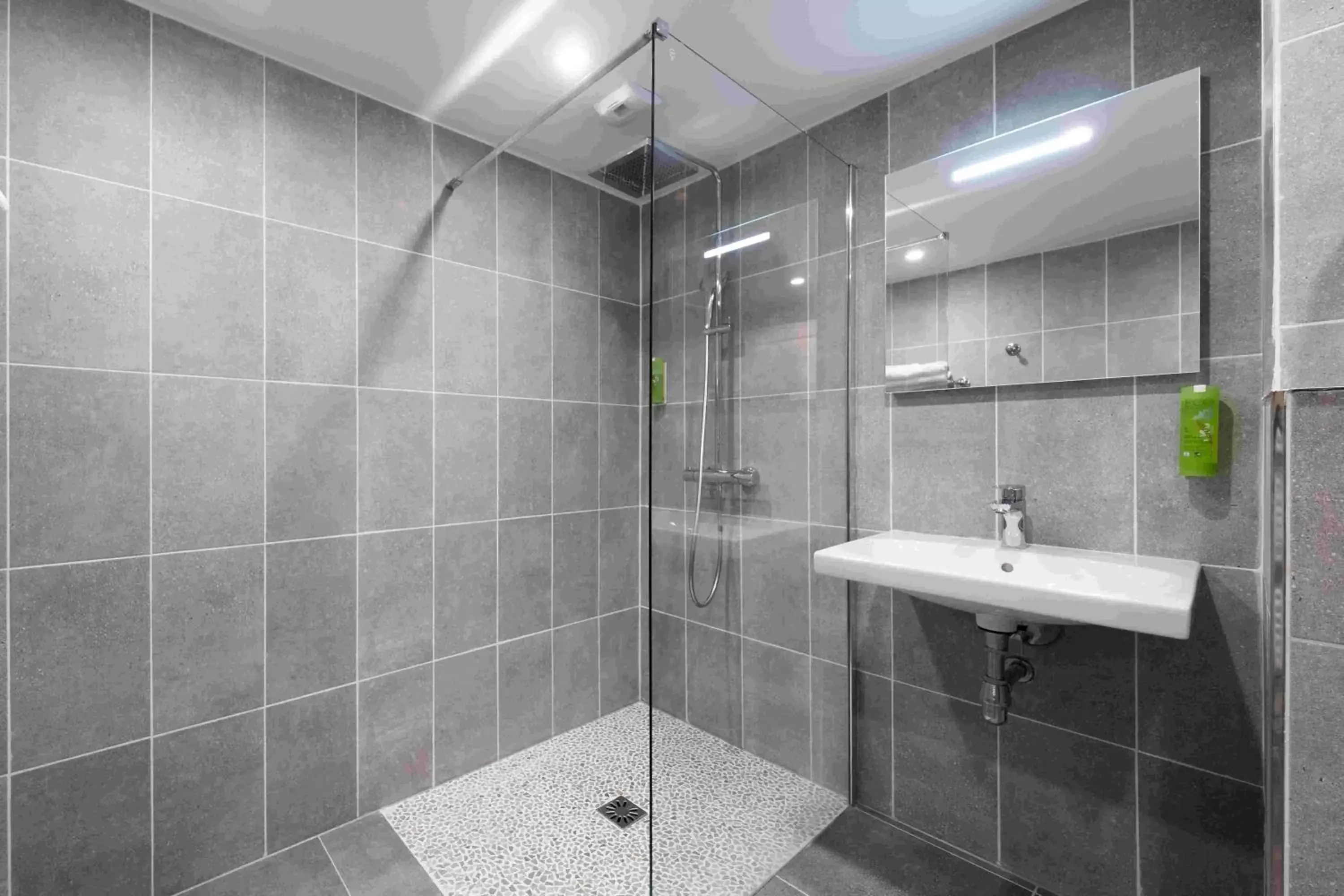 Shower, Bathroom in Quality Suites Maisons-Laffitte Paris Ouest
