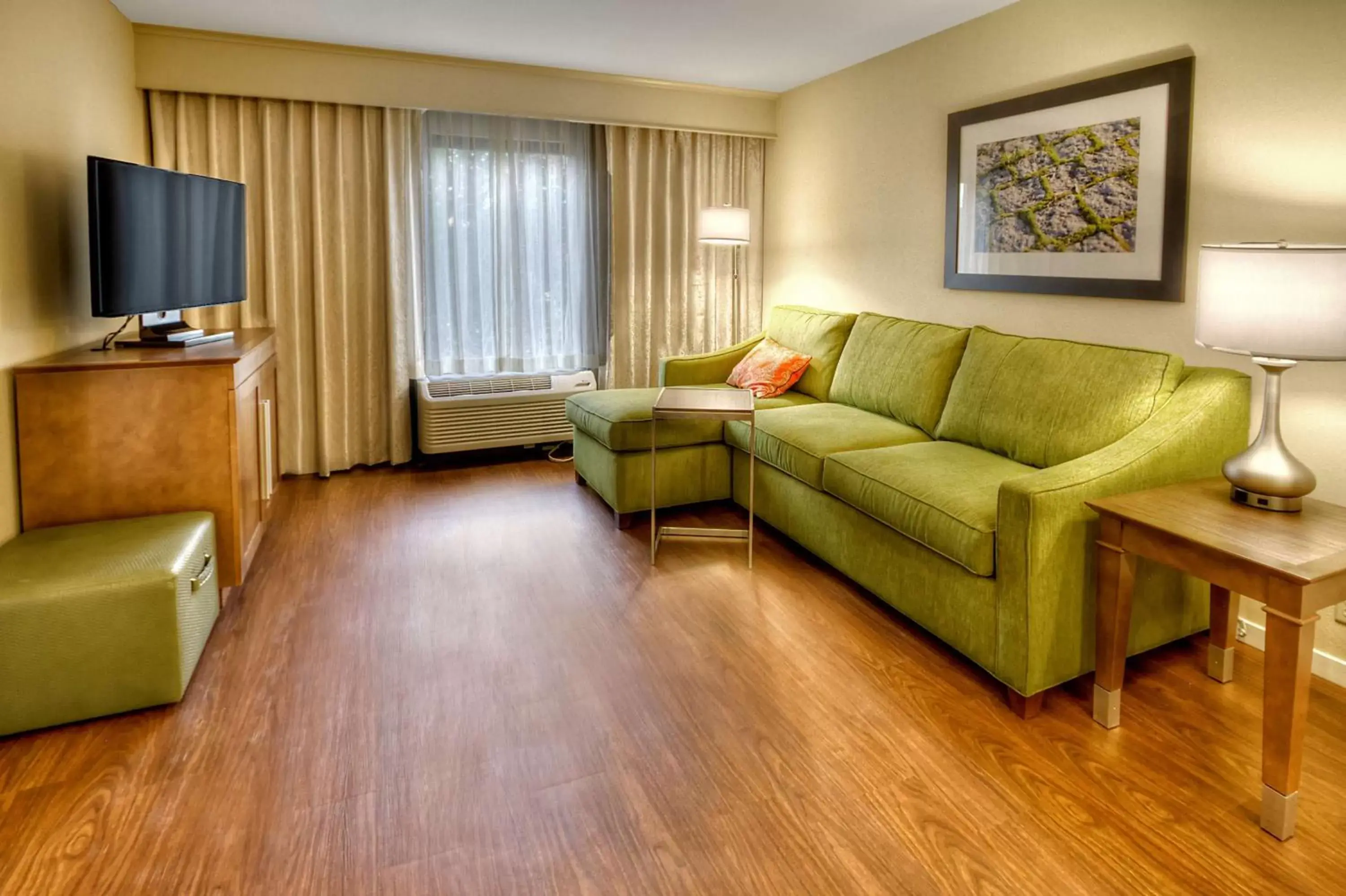 Bed, Seating Area in Hampton Inn and Suites Asheville Airport