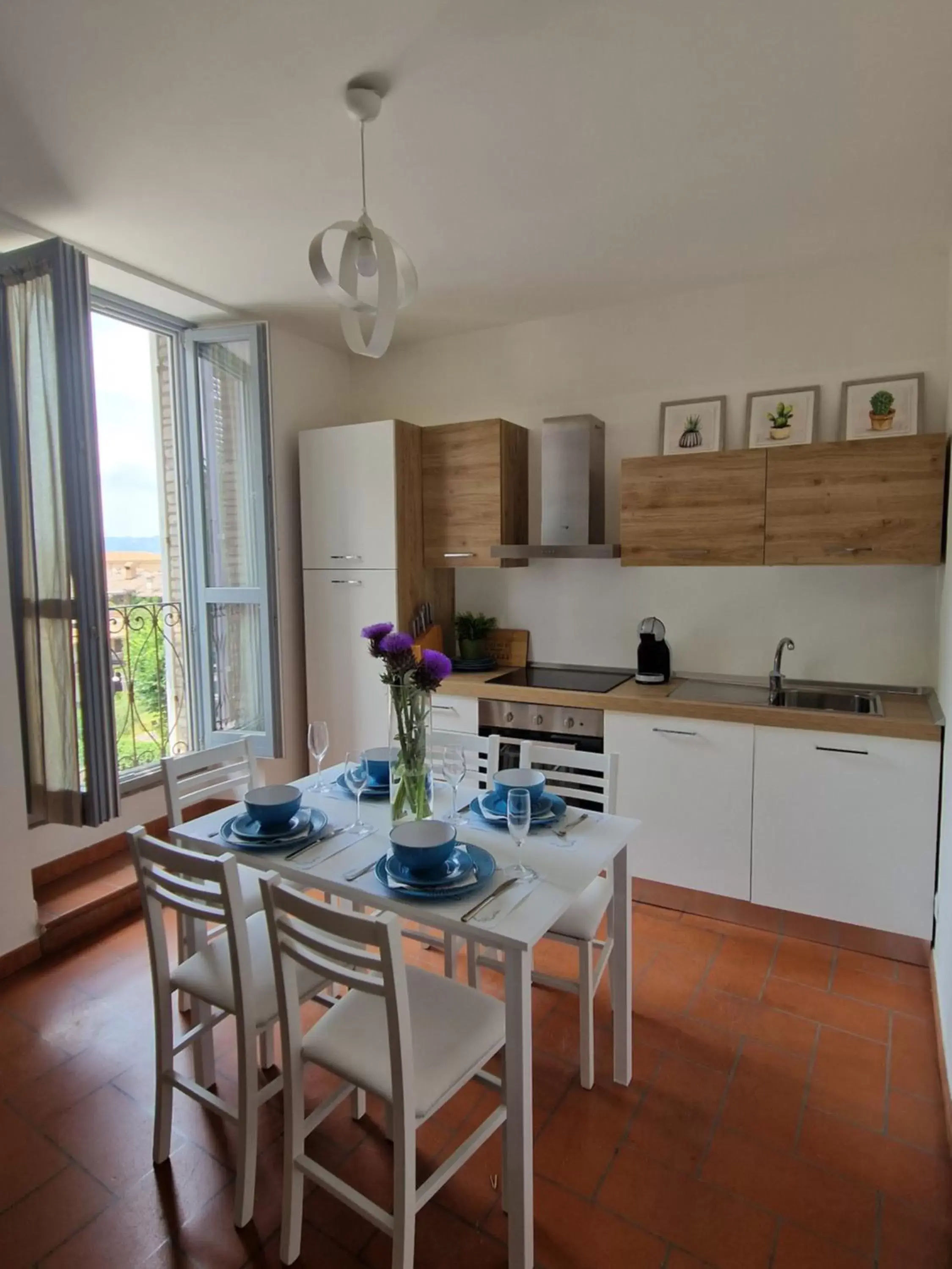 Kitchen or kitchenette, Dining Area in Hotel Porta Marmorea