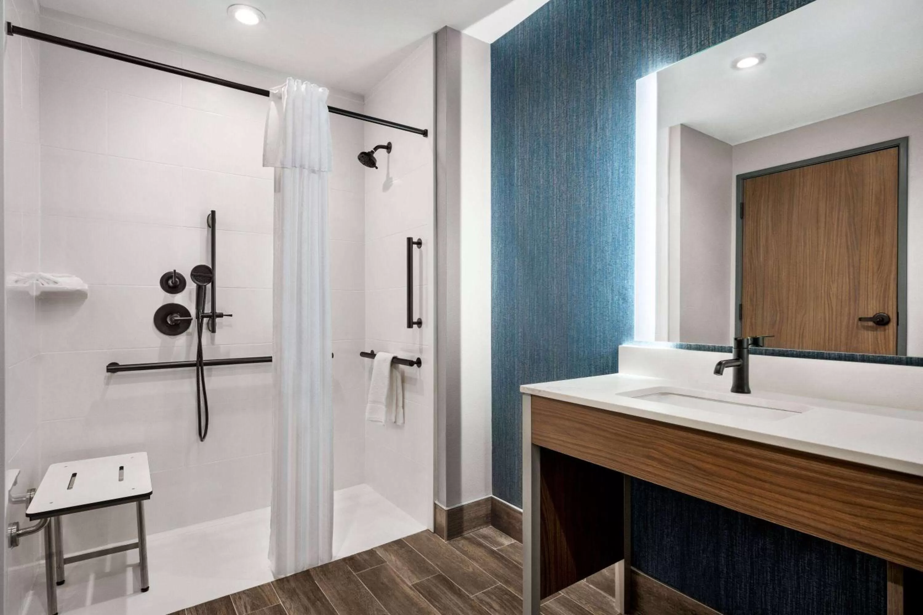 Shower in La Quinta Inn & Suites by Wyndham Del Rio