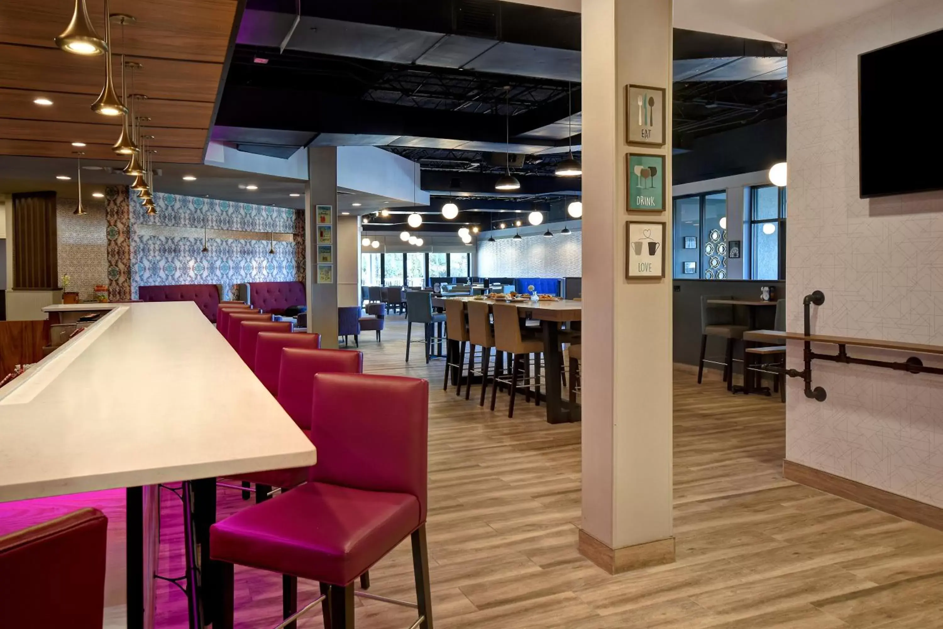 Lounge or bar, Restaurant/Places to Eat in Holiday Inn Philadelphia-Cherry Hill, an IHG Hotel