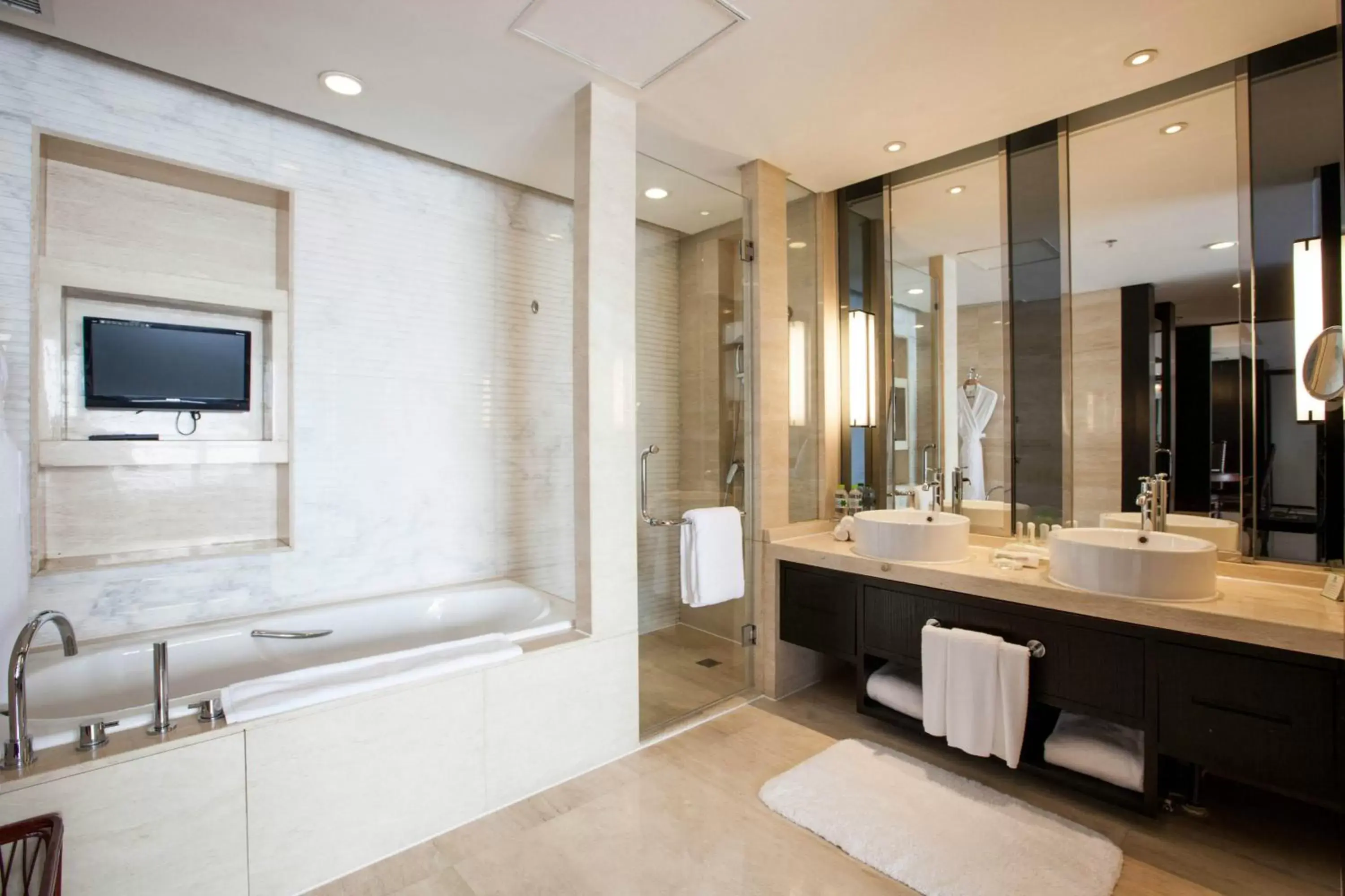 Photo of the whole room, Bathroom in Holiday Inn Beijing Focus Square, an IHG Hotel