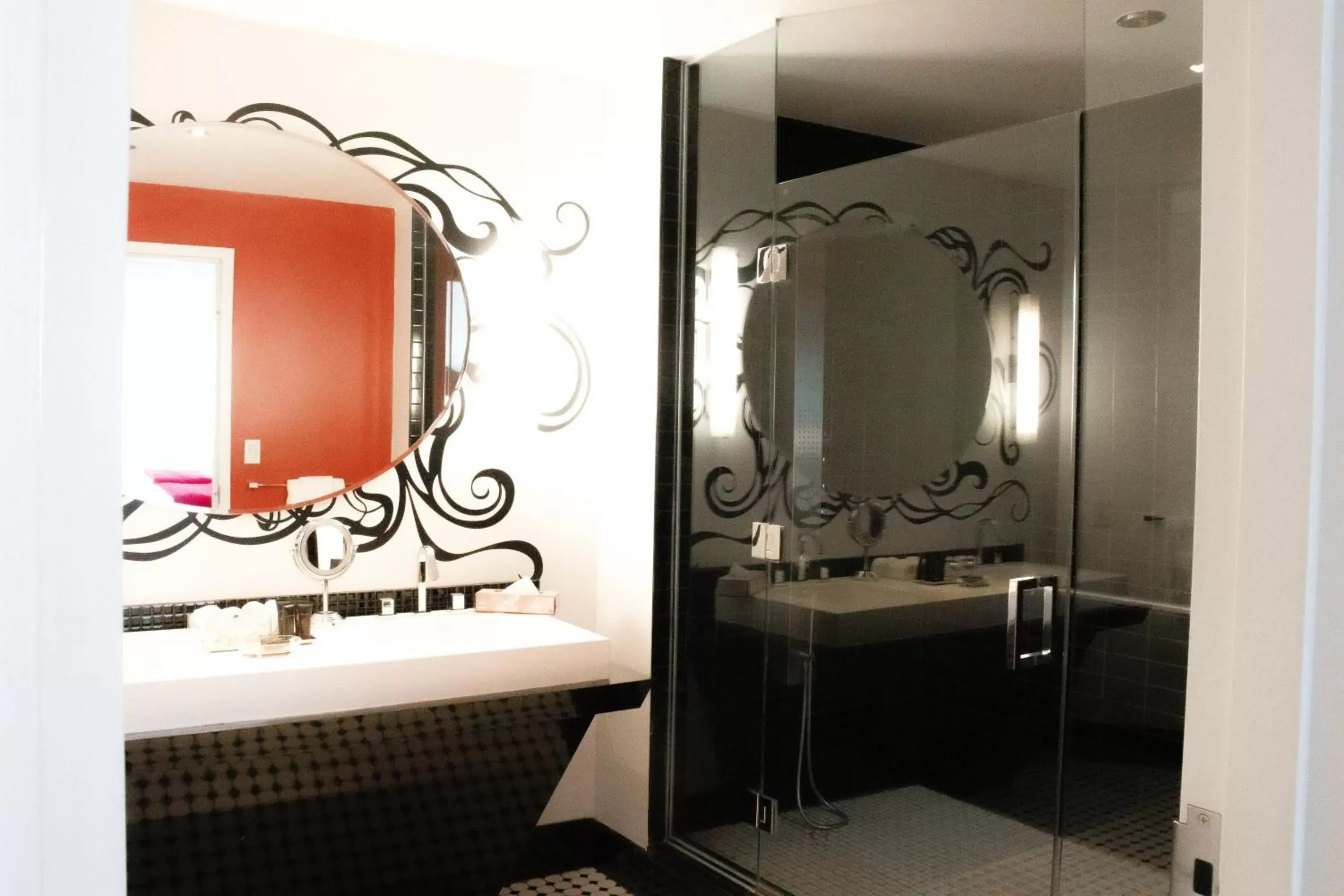 Shower, Bathroom in Hotel Chez Swann