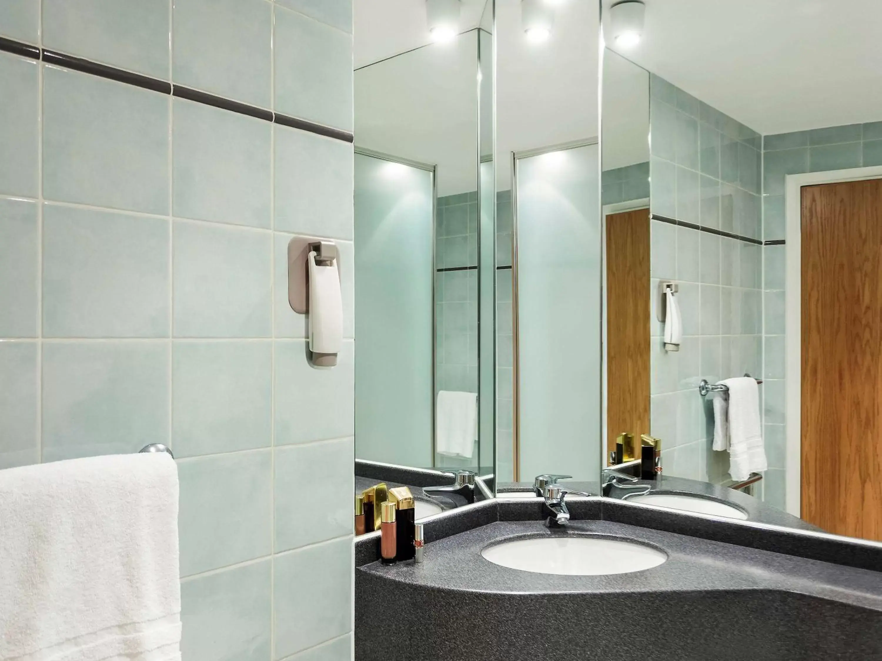 Photo of the whole room, Bathroom in ibis Hotel Northampton Centre