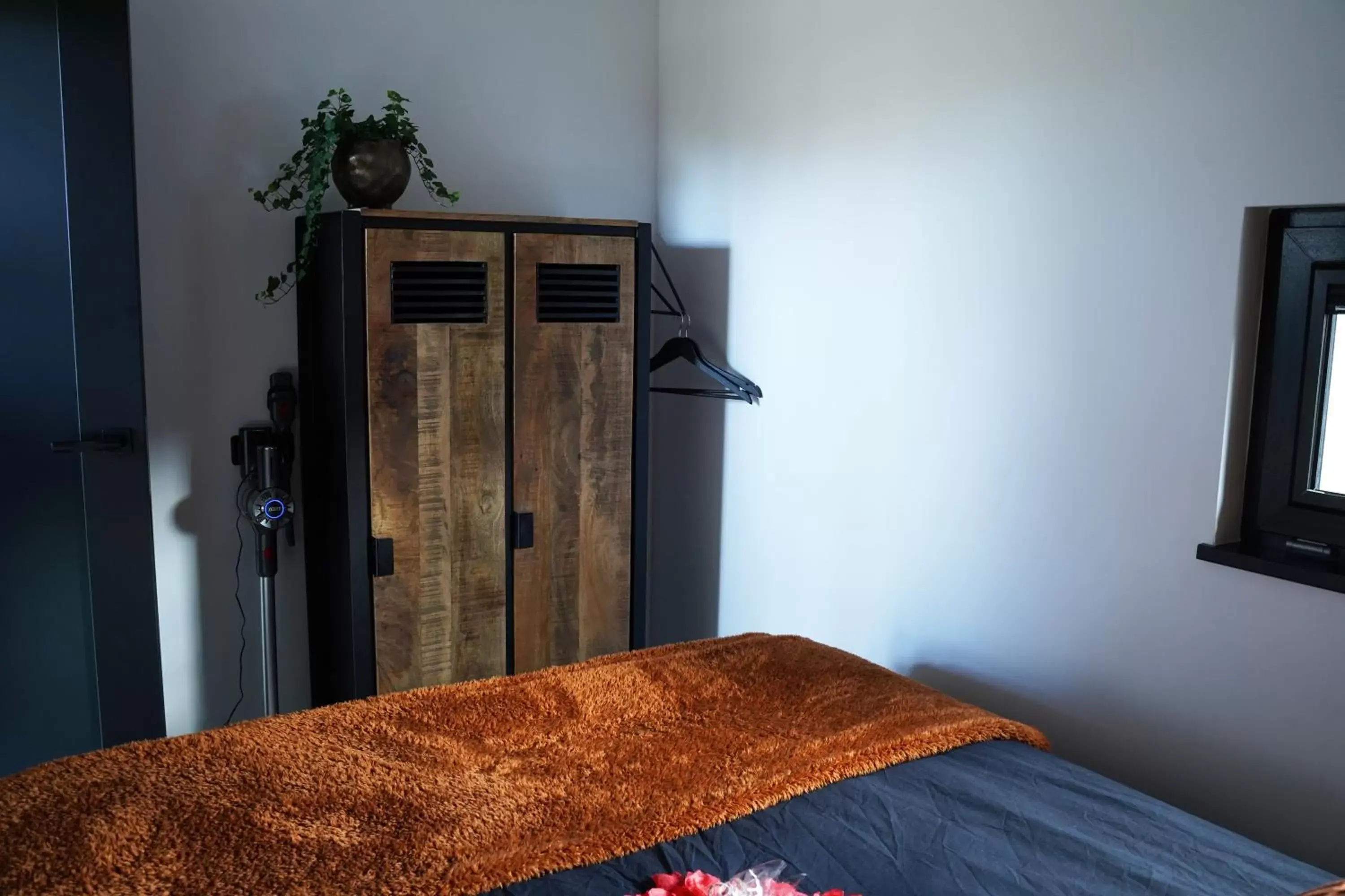 Bedroom, Bed in B&B het duinhuisje met jacuzzi