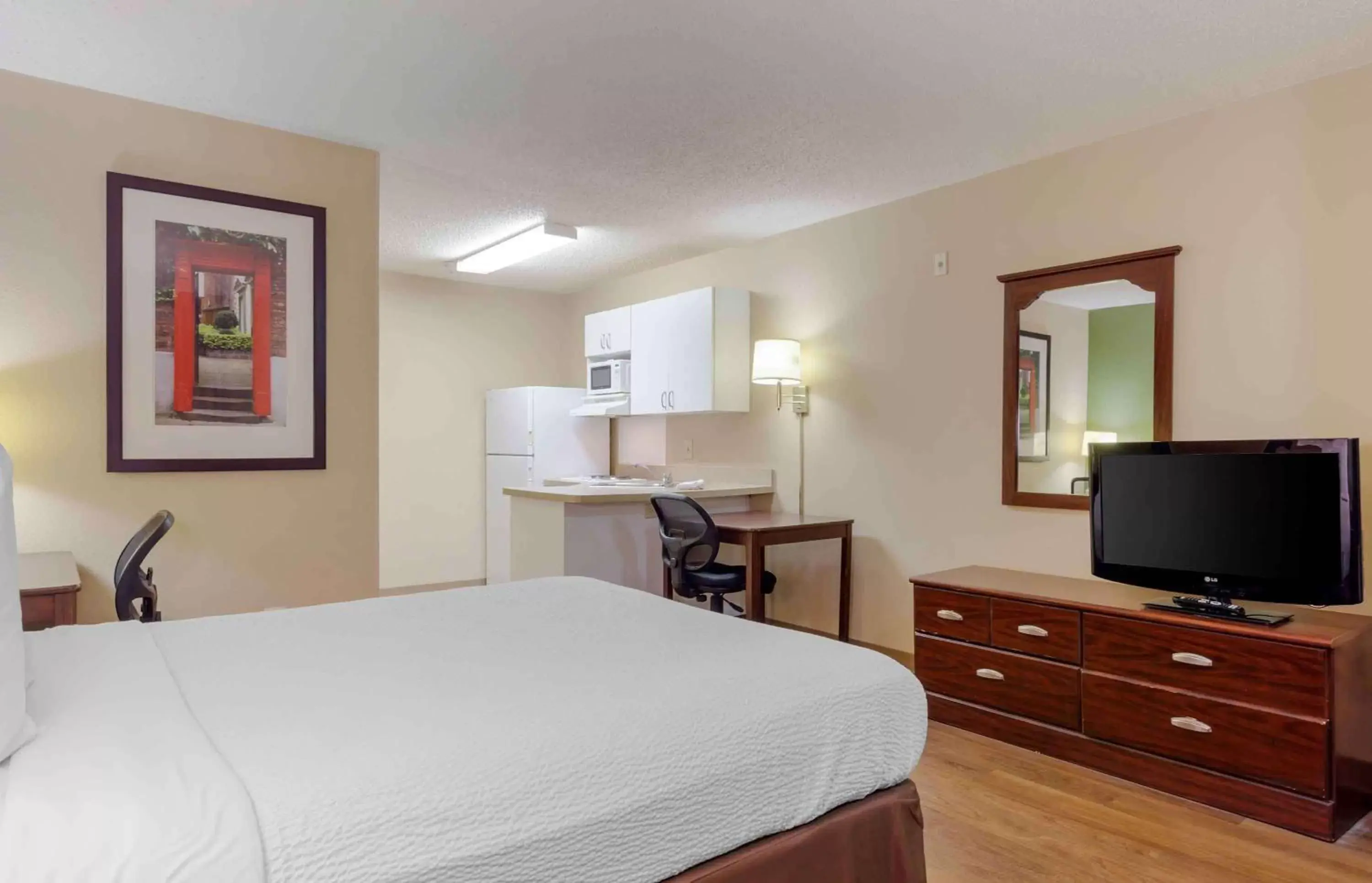 Bedroom, TV/Entertainment Center in Extended Stay America Select Suites - Raleigh - RDU Airport