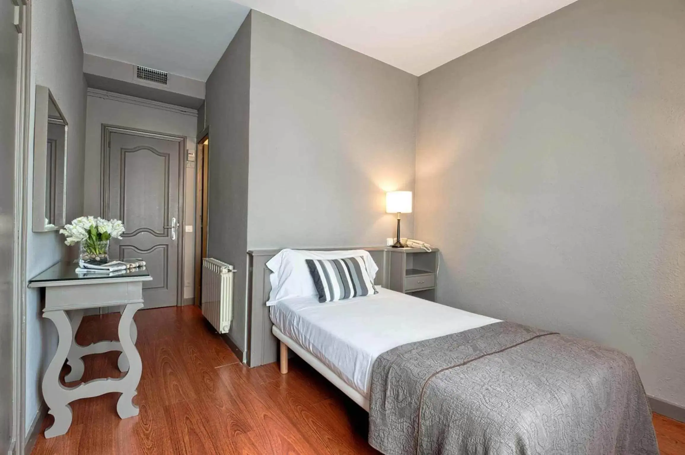 Bedroom, Bed in Hotel Paseo De Gracia