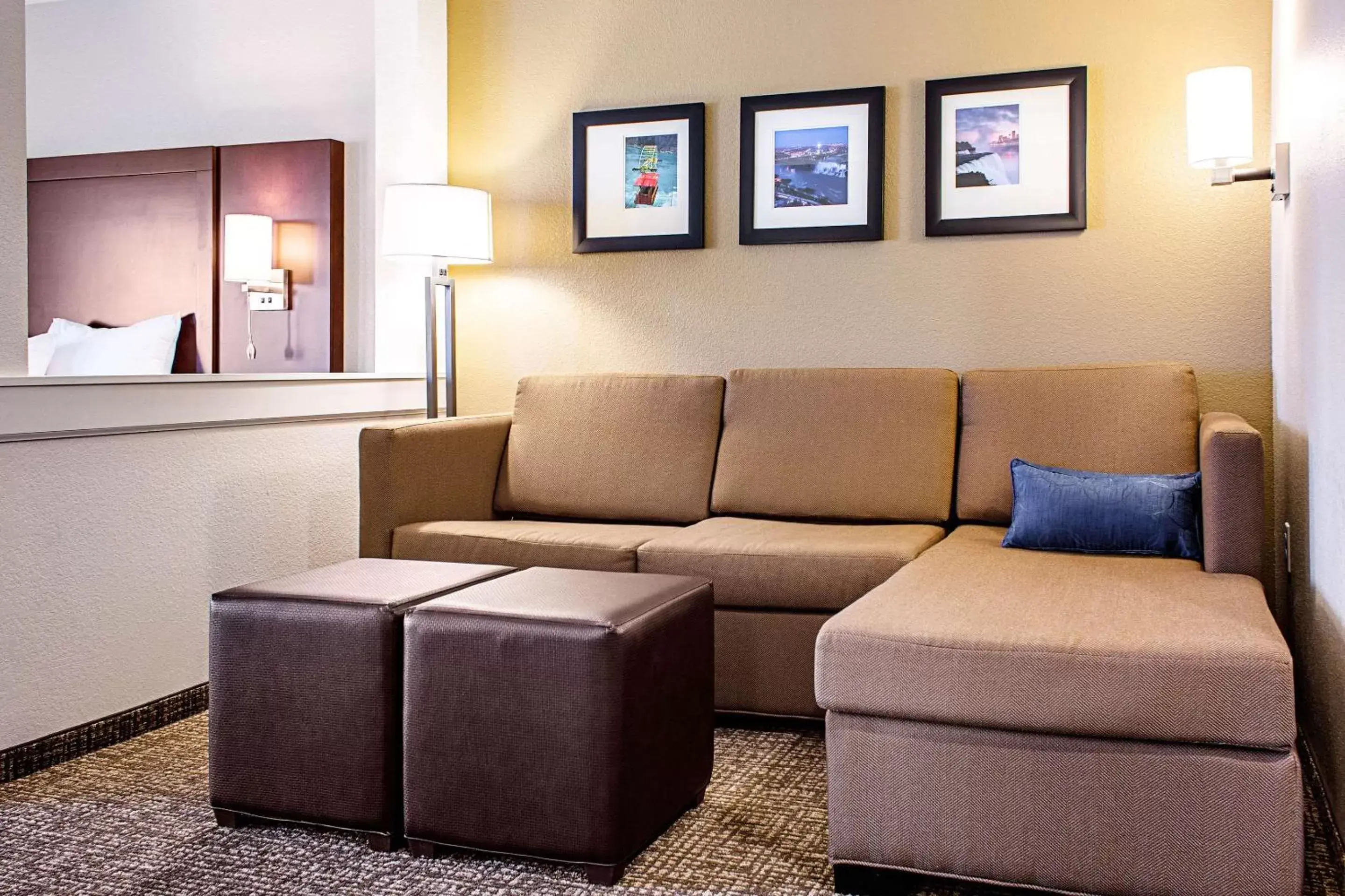 Photo of the whole room, Seating Area in Comfort Inn & Suites Niagara Falls Blvd USA