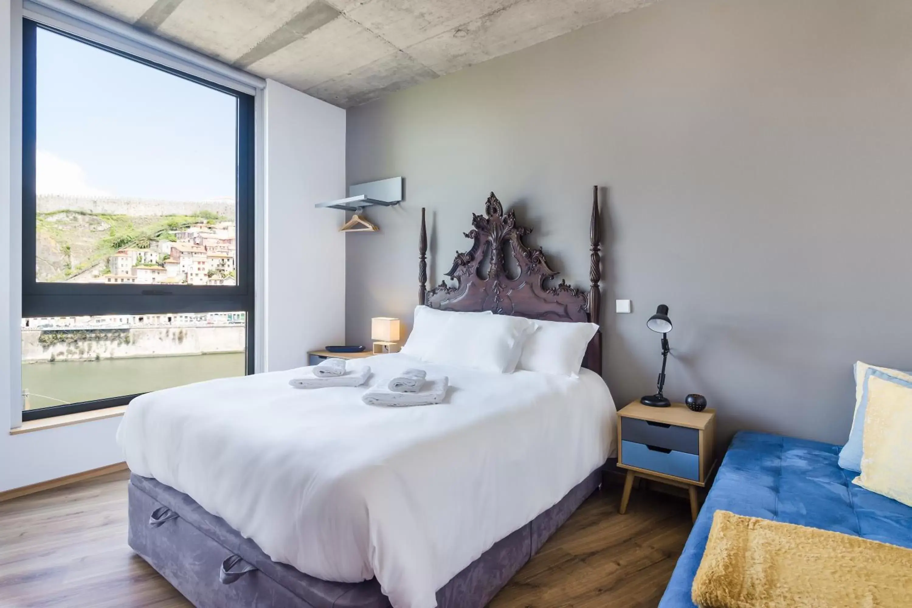 Bedroom, Bed in Bridge It - Suites & Views