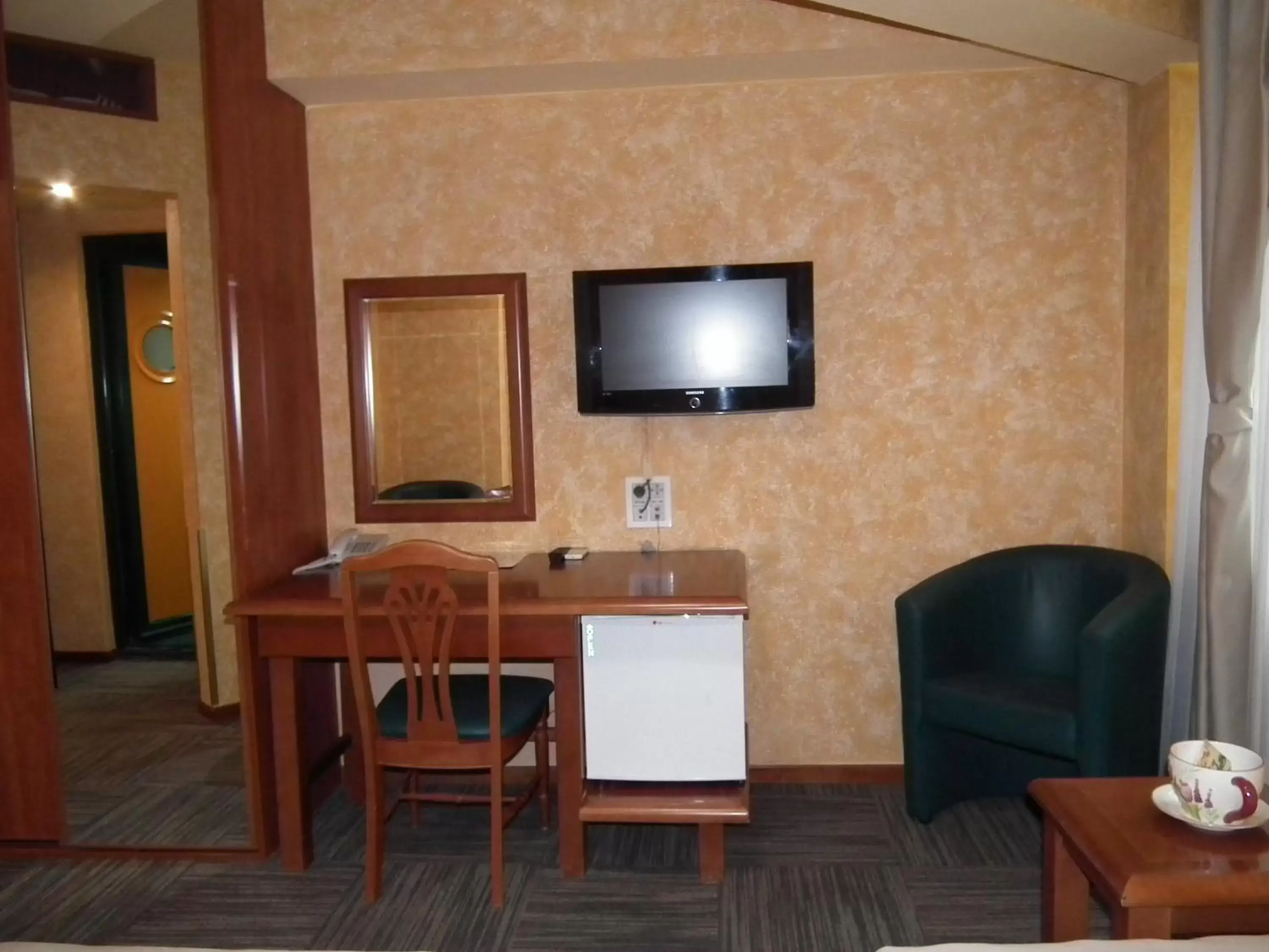 TV and multimedia, TV/Entertainment Center in Hotel Kerber