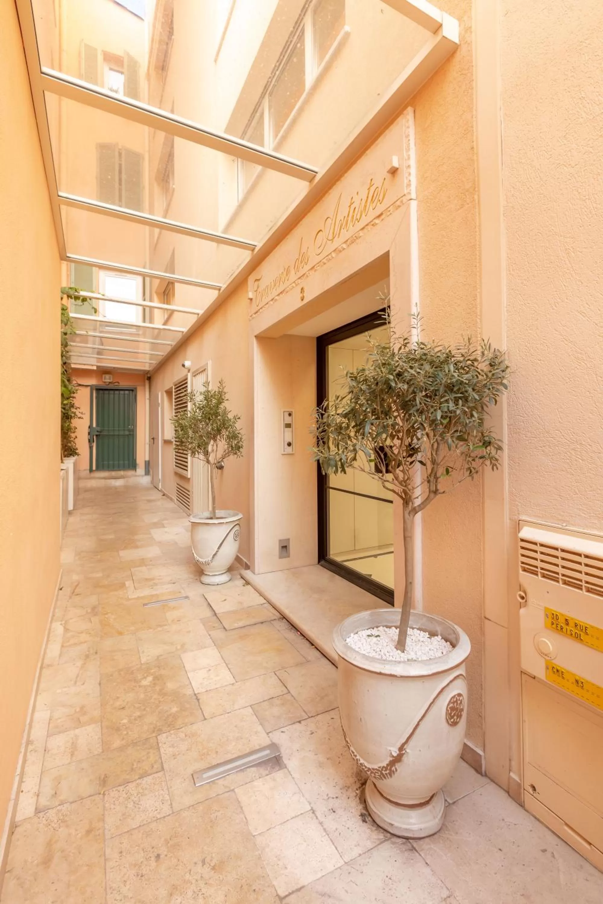 Facade/entrance in Traverse Des Artistes