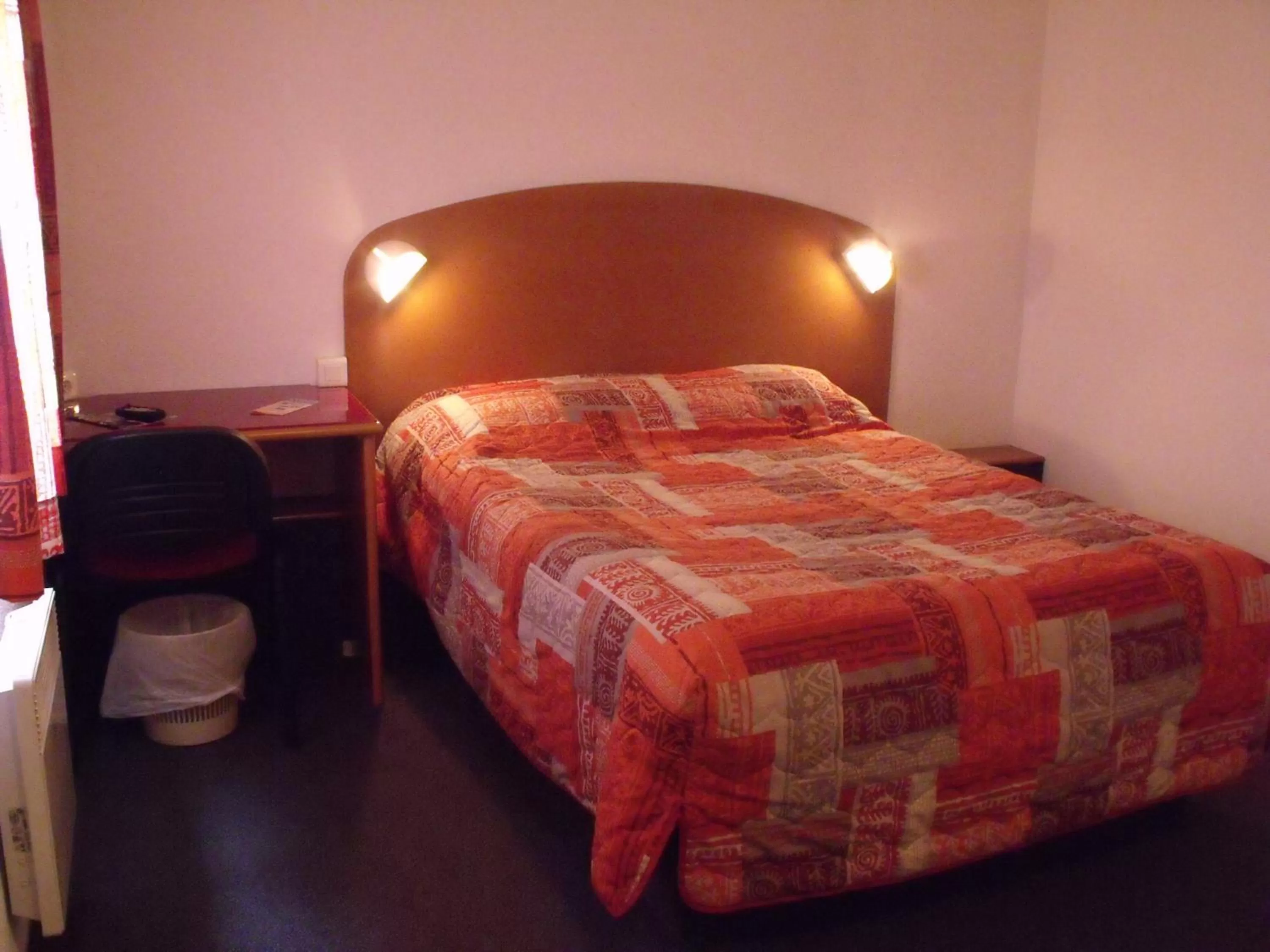 Bed in Quick Palace Auxerre