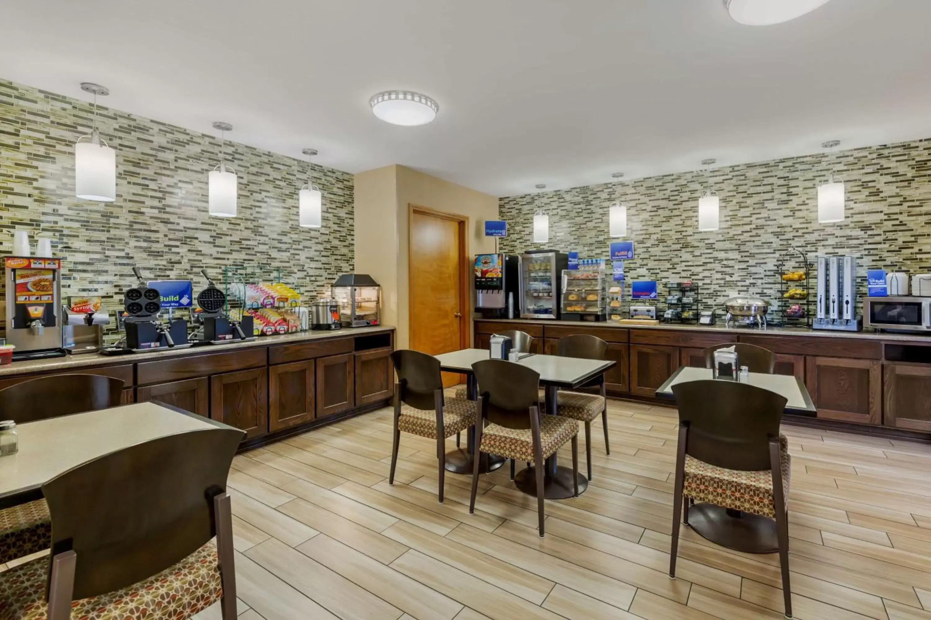 Breakfast, Restaurant/Places to Eat in Best Western Falcon Plaza
