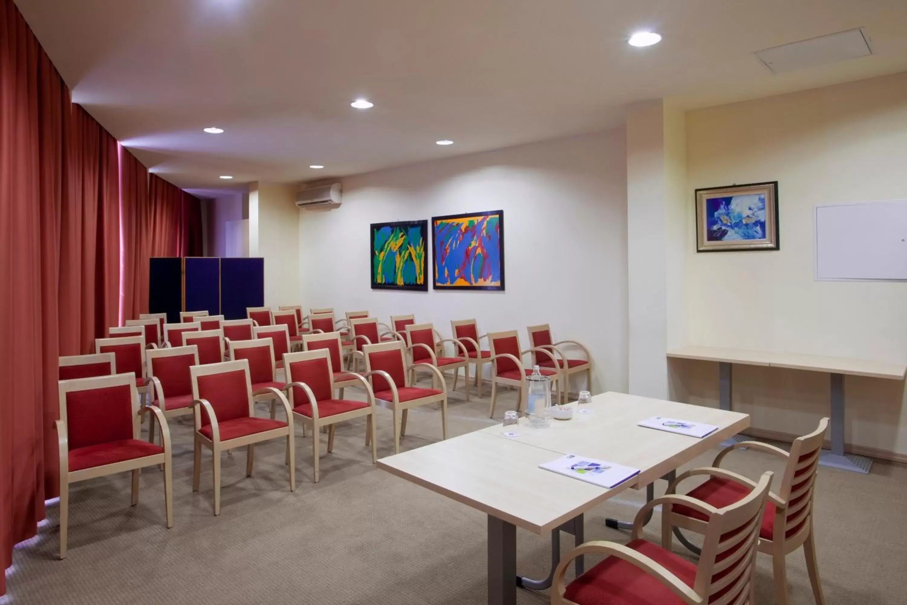 Meeting/conference room in Holiday Inn Express Parma, an IHG Hotel