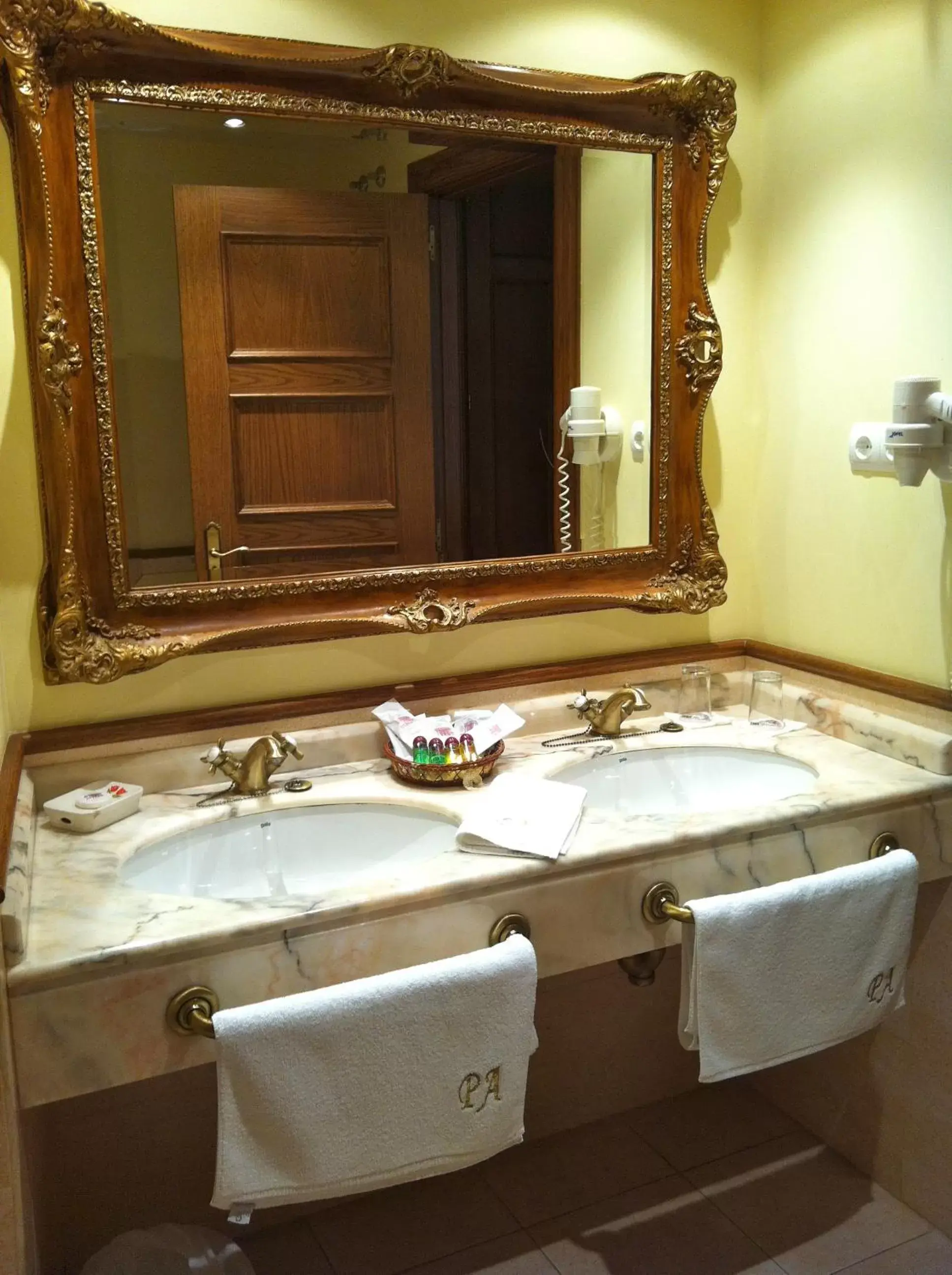 Decorative detail, Bathroom in Palacio Azcárate Hotel