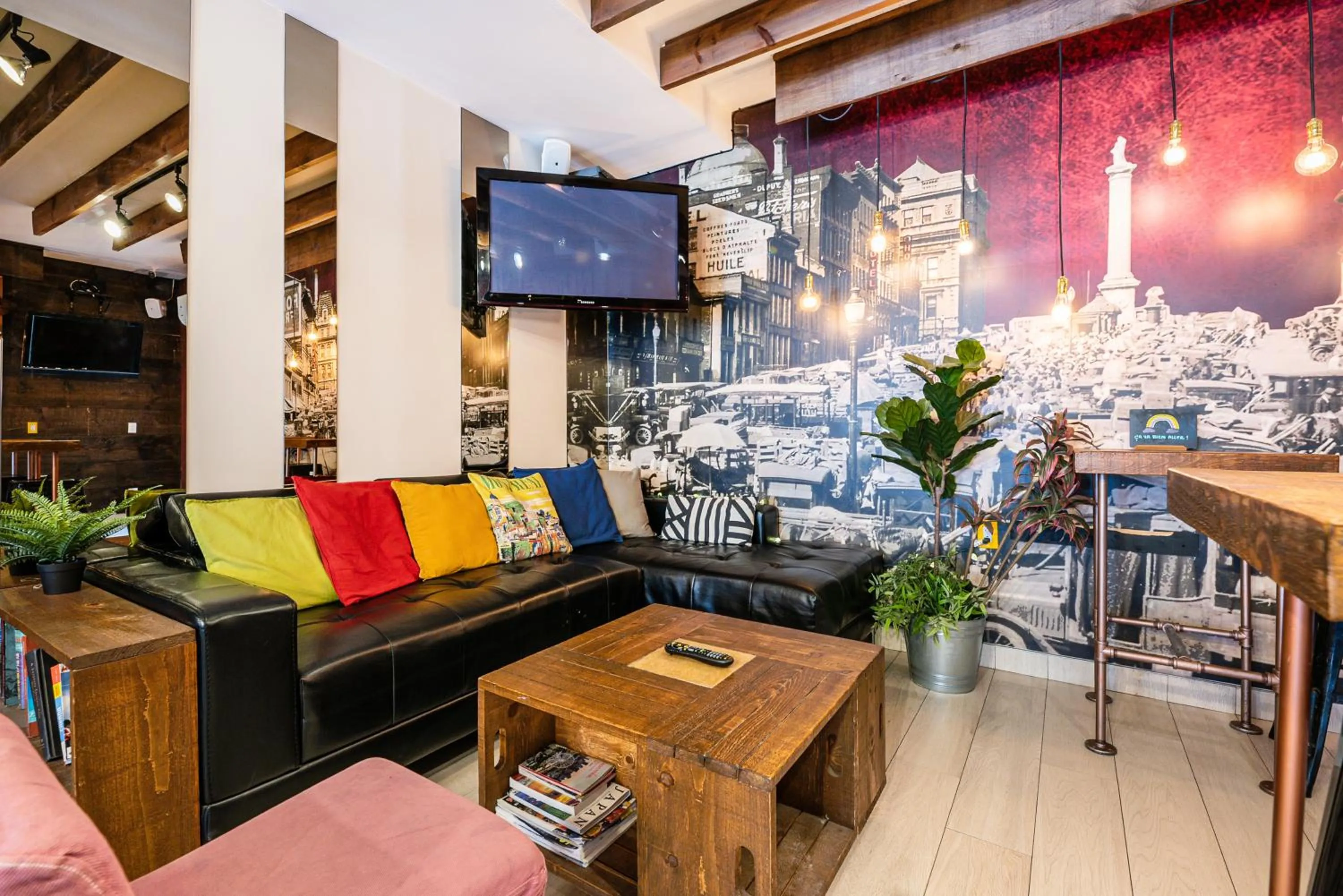 Lounge or bar in Samesun Montreal Hotel & Hostel