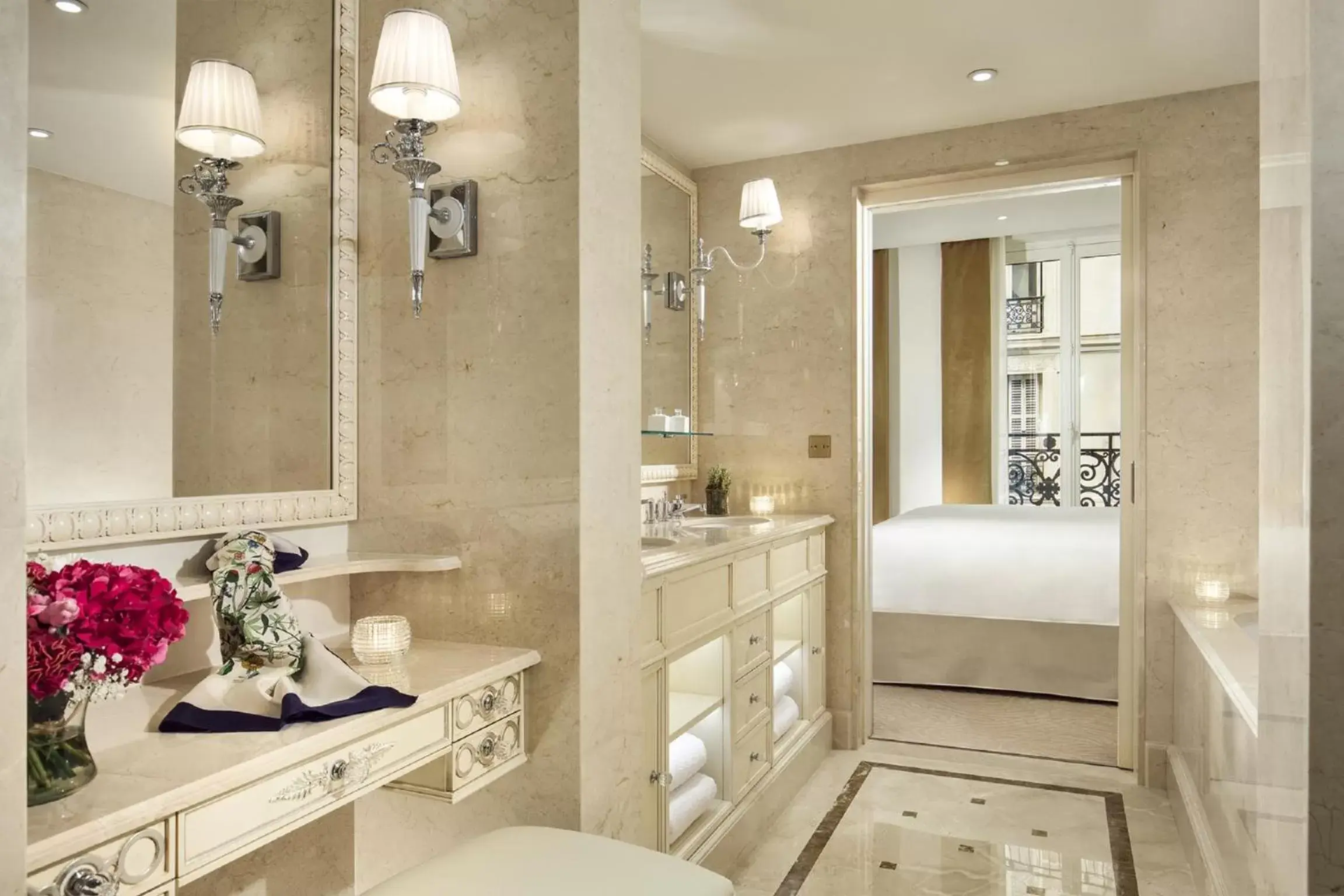 Bathroom in Hotel Splendide Royal Paris - Relais & Châteaux