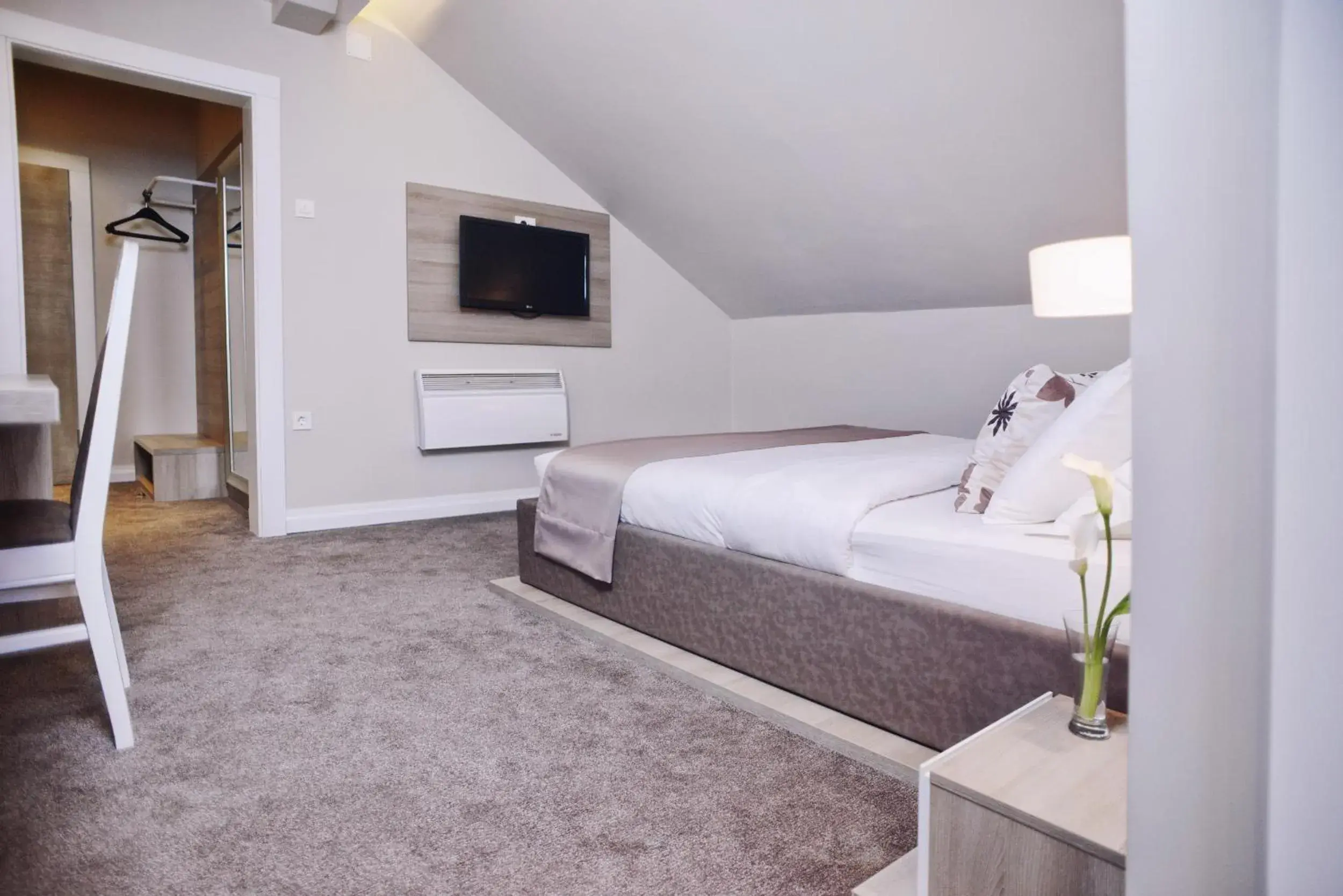 Bedroom, Bed in Hotel Ideja