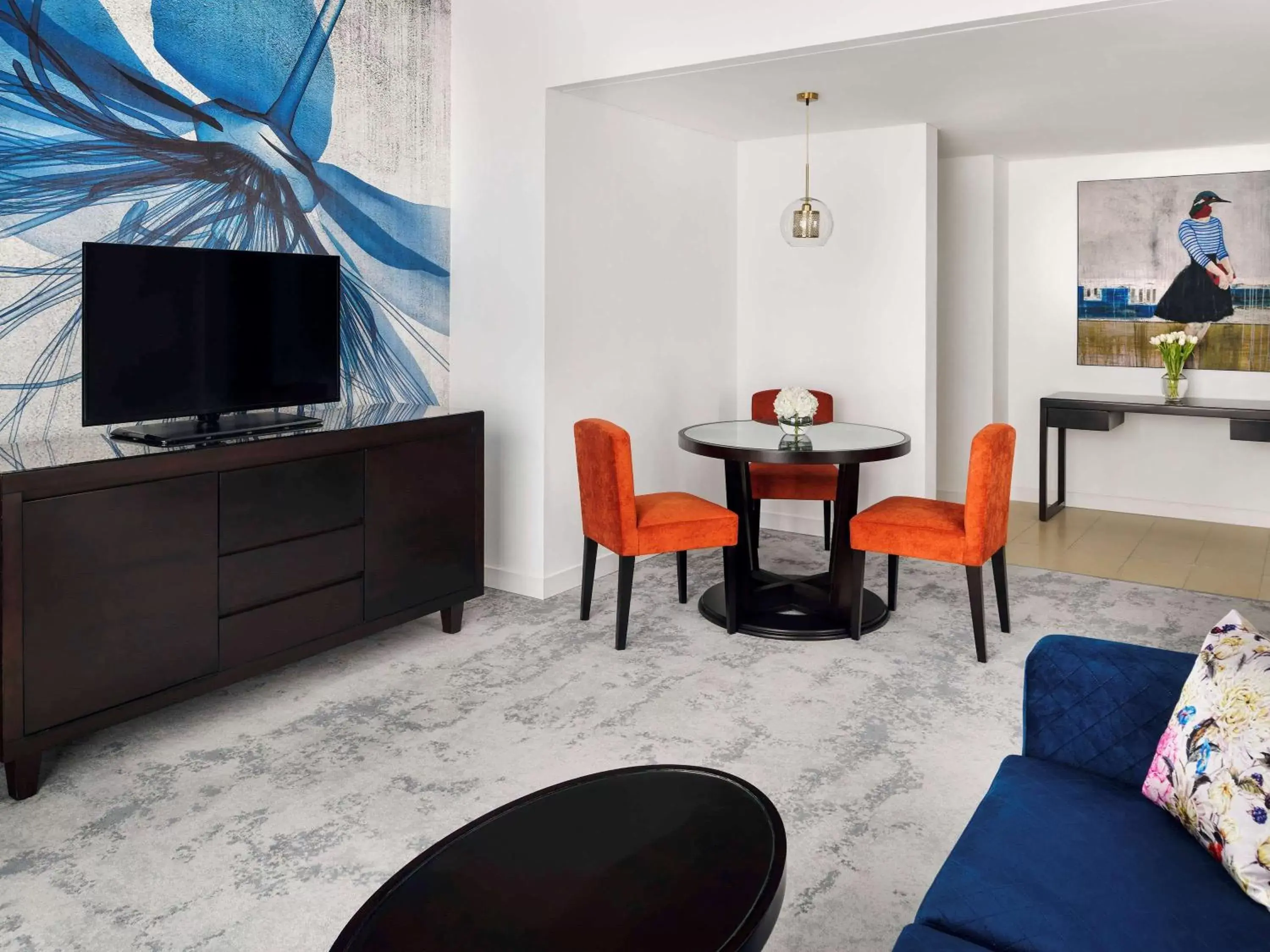 Bedroom, TV/Entertainment Center in Mövenpick Hotel Jumeirah Lakes Towers Dubai