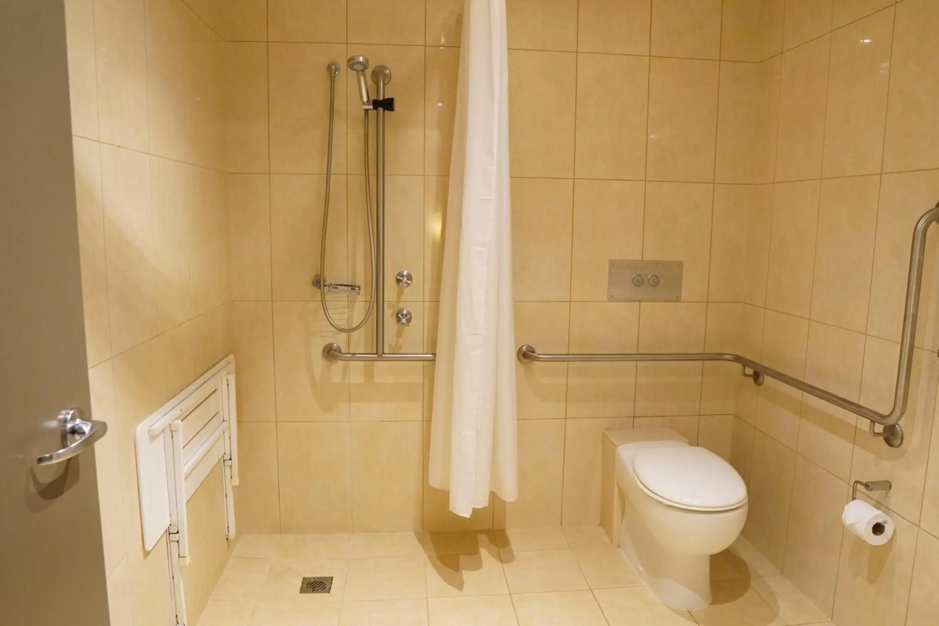Shower, Bathroom in MVV Motel & Comfy Kew Apartments