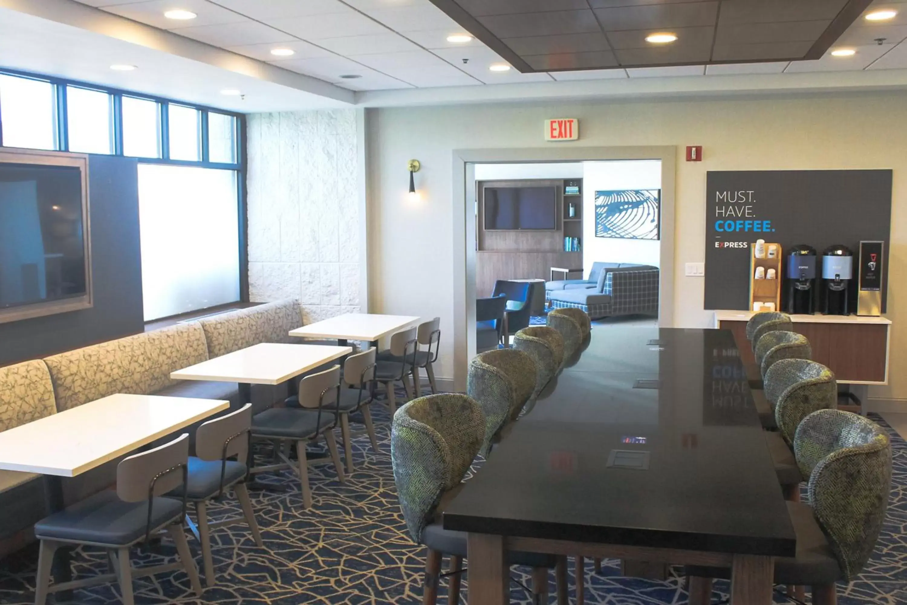 Breakfast, Lounge/Bar in Holiday Inn Express & Suites Boston - Cambridge, an IHG Hotel