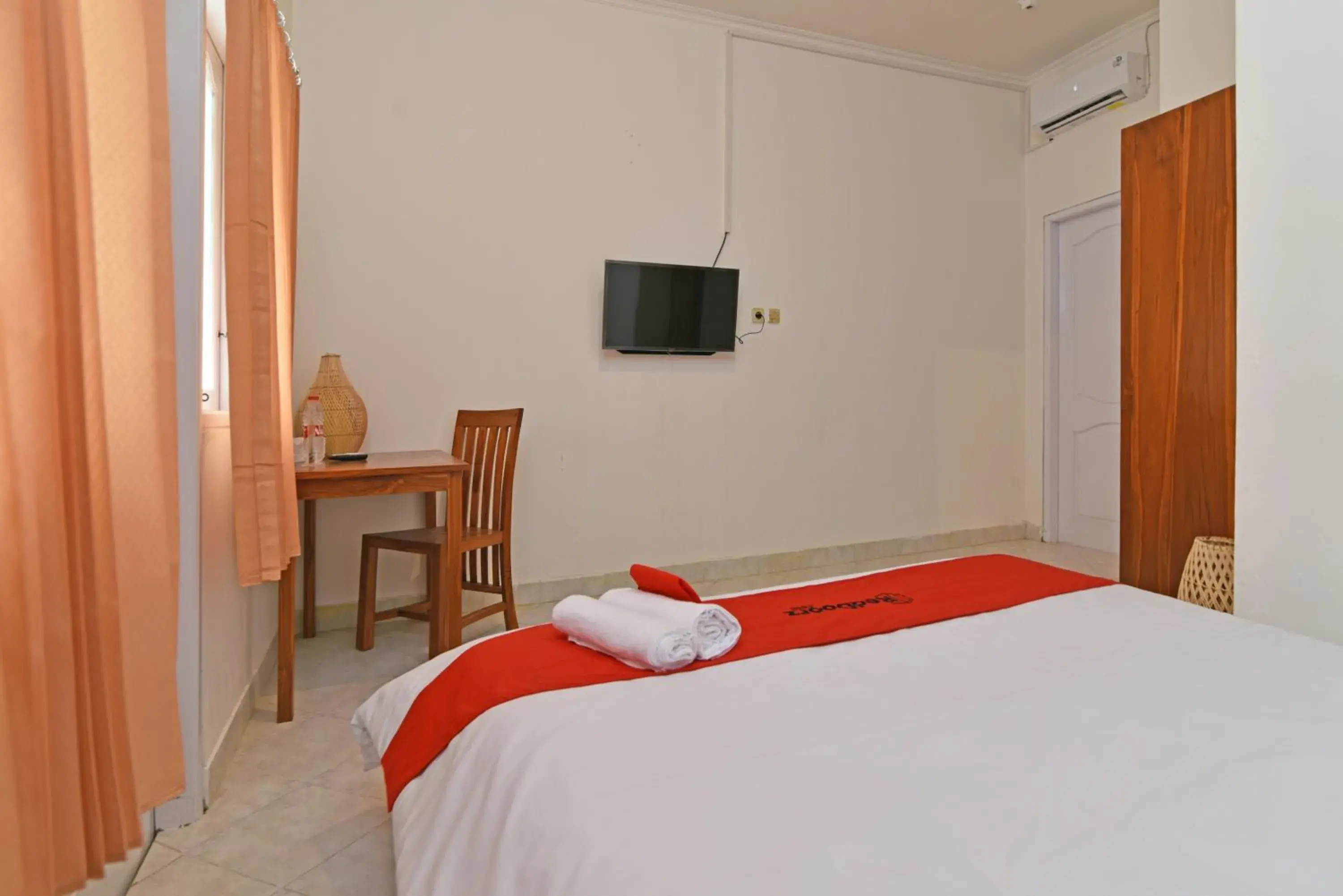 Bedroom, Bed in RedDoorz @ Jalan Gatot Subroto Denpasar