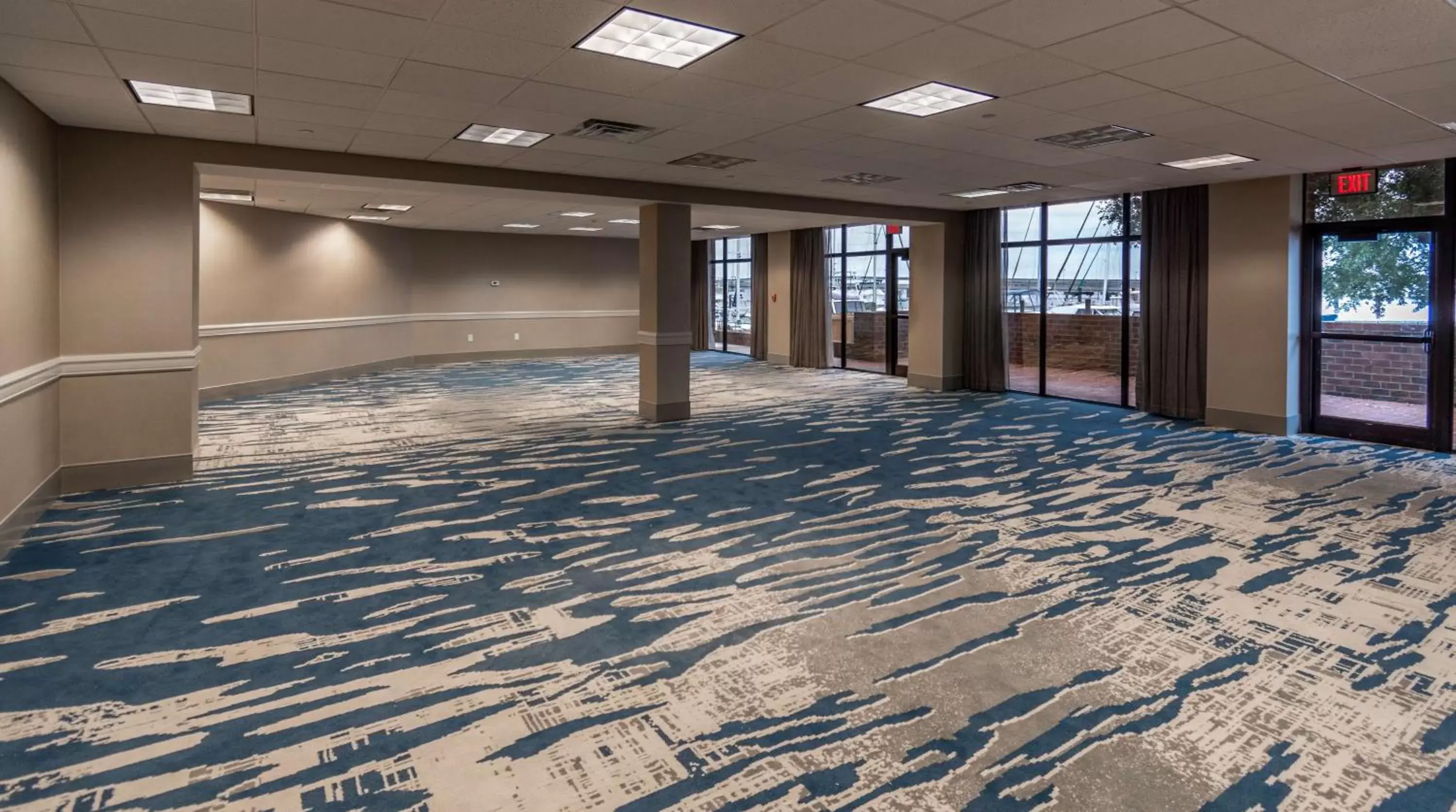 Meeting/conference room, Swimming Pool in DoubleTree by Hilton New Bern - Riverfront