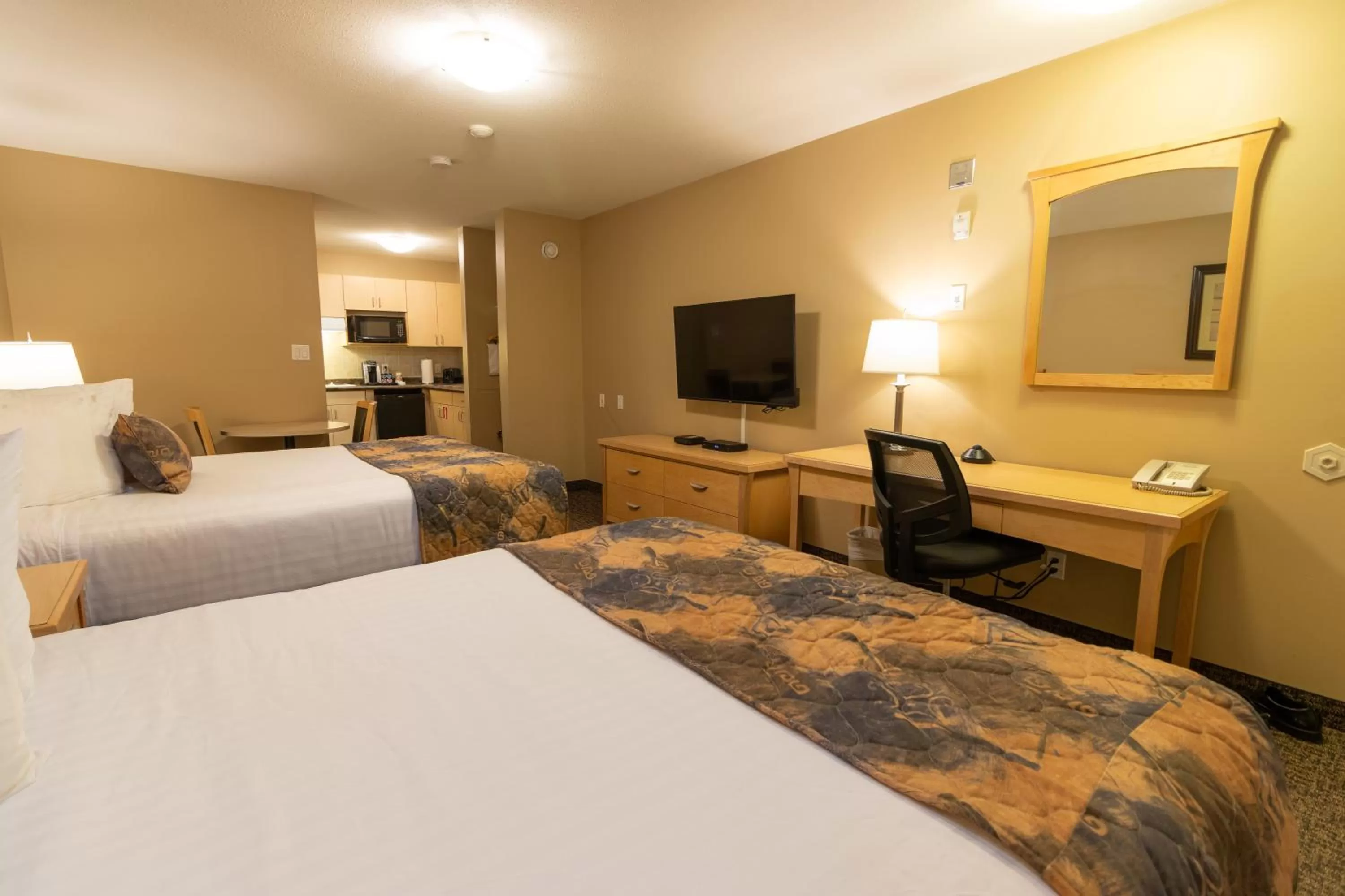 Bedroom, Bed in BCMInns - Fort McMurray - Rusty&#x27;s