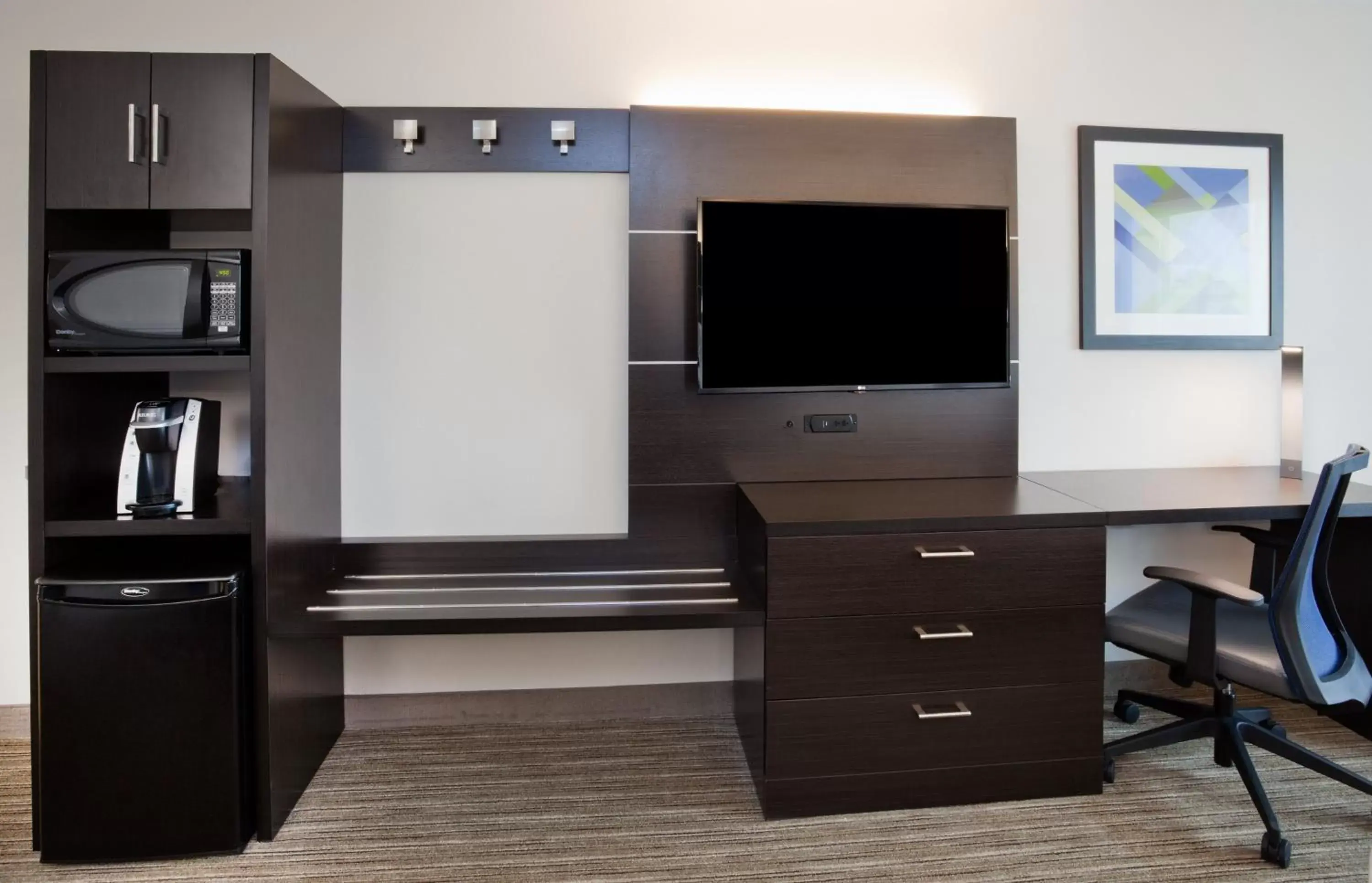 Bedroom, TV/Entertainment Center in Holiday Inn Express & Suites - Dickinson, an IHG Hotel
