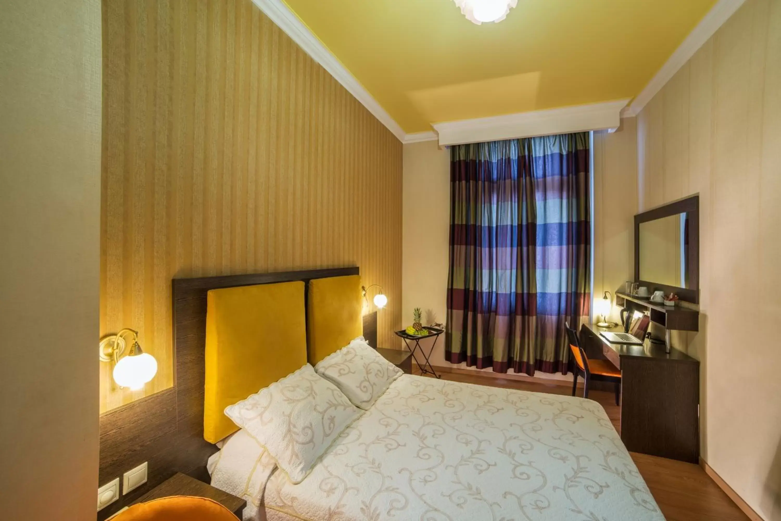 Bedroom, Bed in Delphi Art Hotel