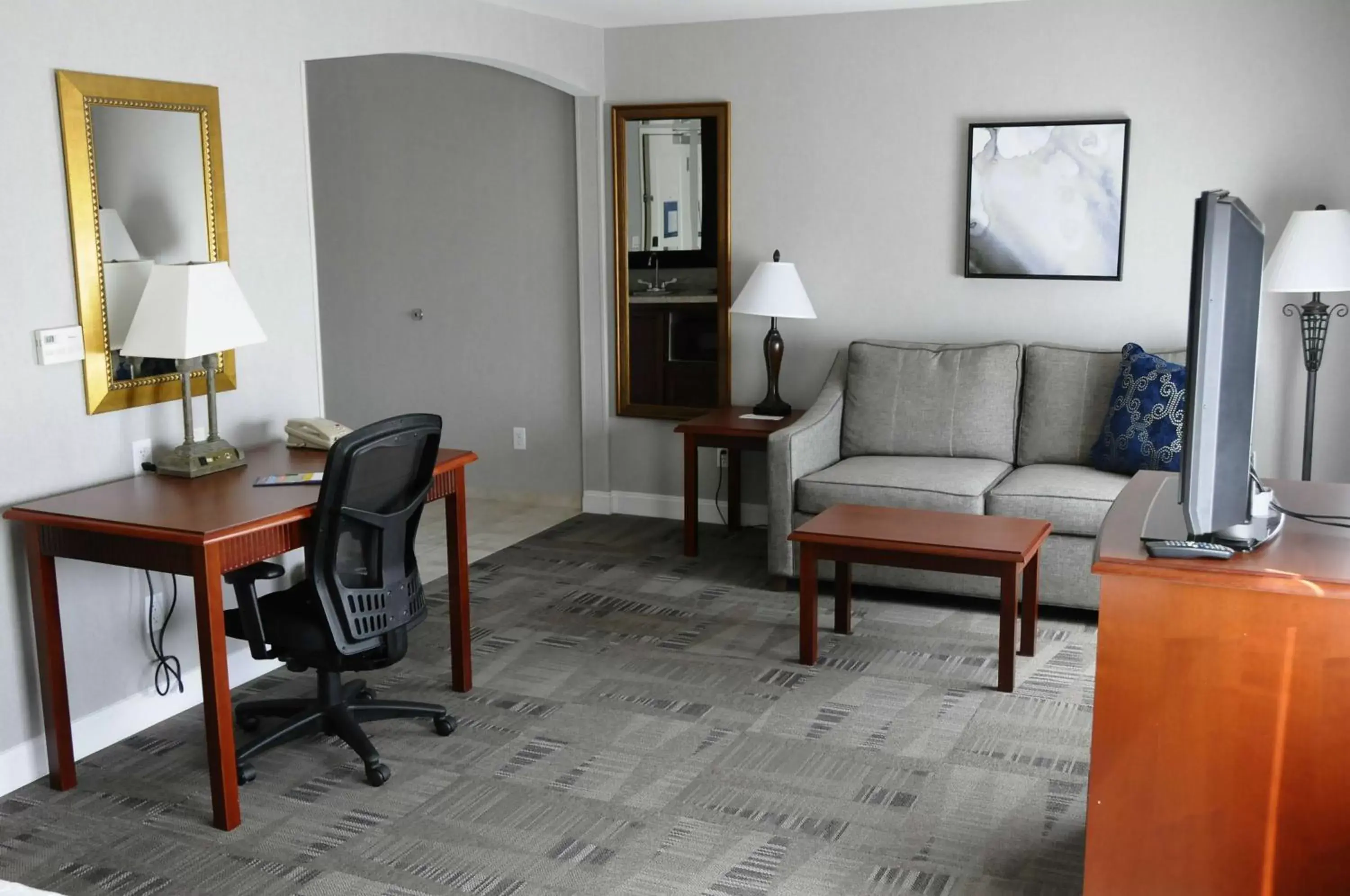 Bedroom, Seating Area in Hampton Inn & Suites Redding
