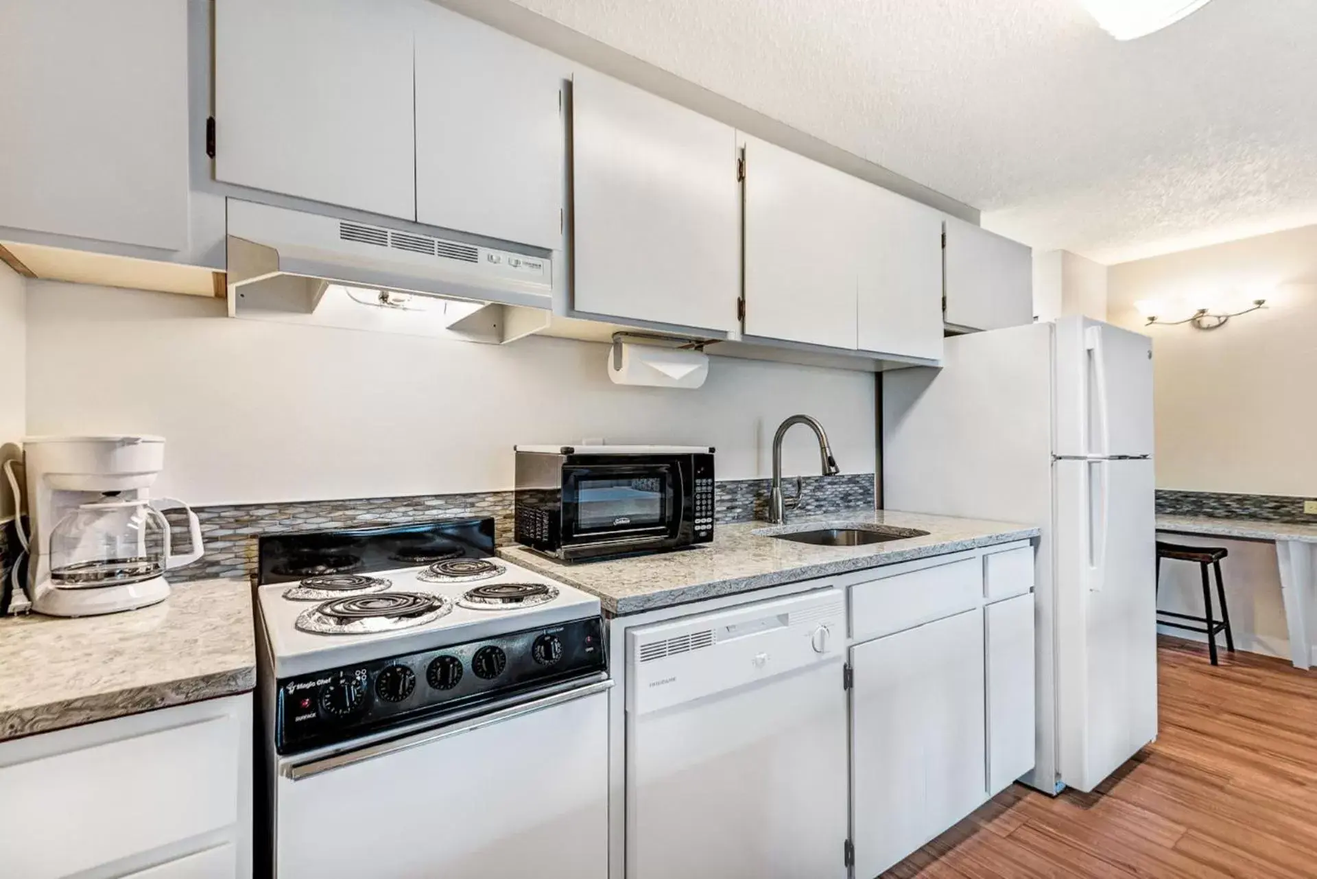 Kitchen or kitchenette, Kitchen/Kitchenette in Bend Riverside Condos