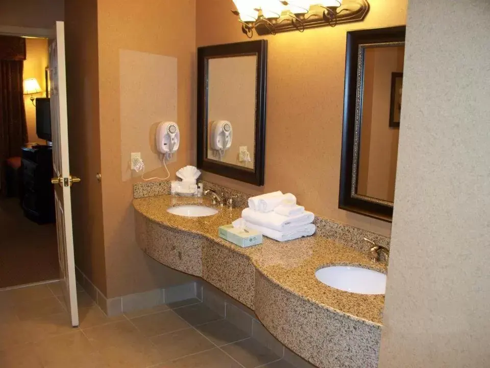 Bathroom in Big Country Hotel & Suites