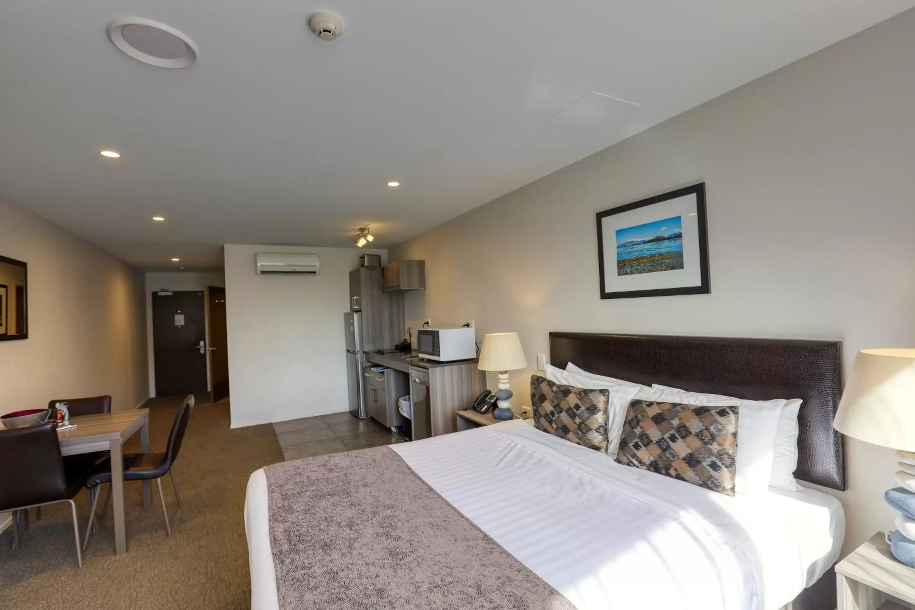 Photo of the whole room, Bed in Ramada Suites by Wyndham Queenstown Remarkables Park