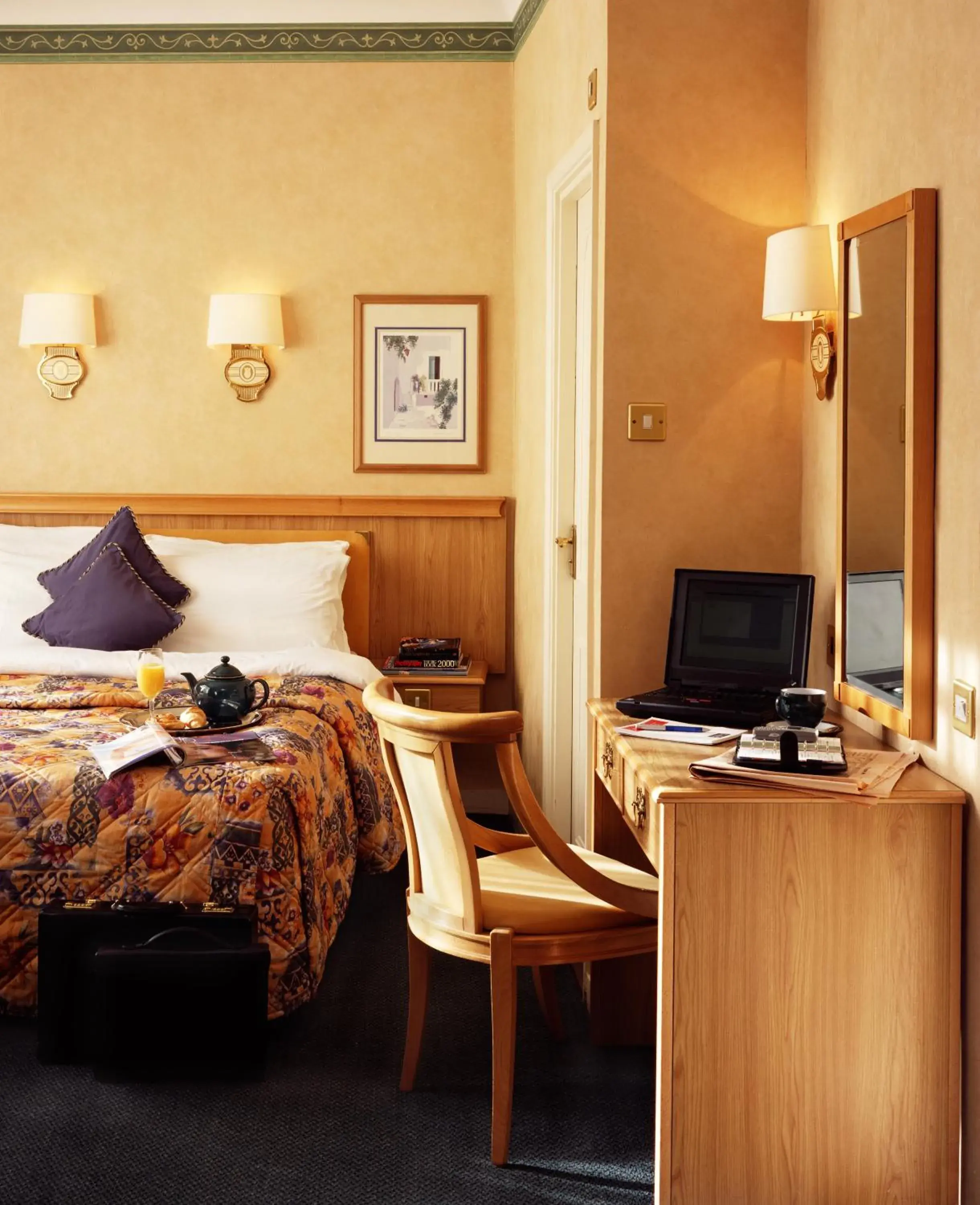 Bedroom, Bed in Berjaya Eden Park London Hotel