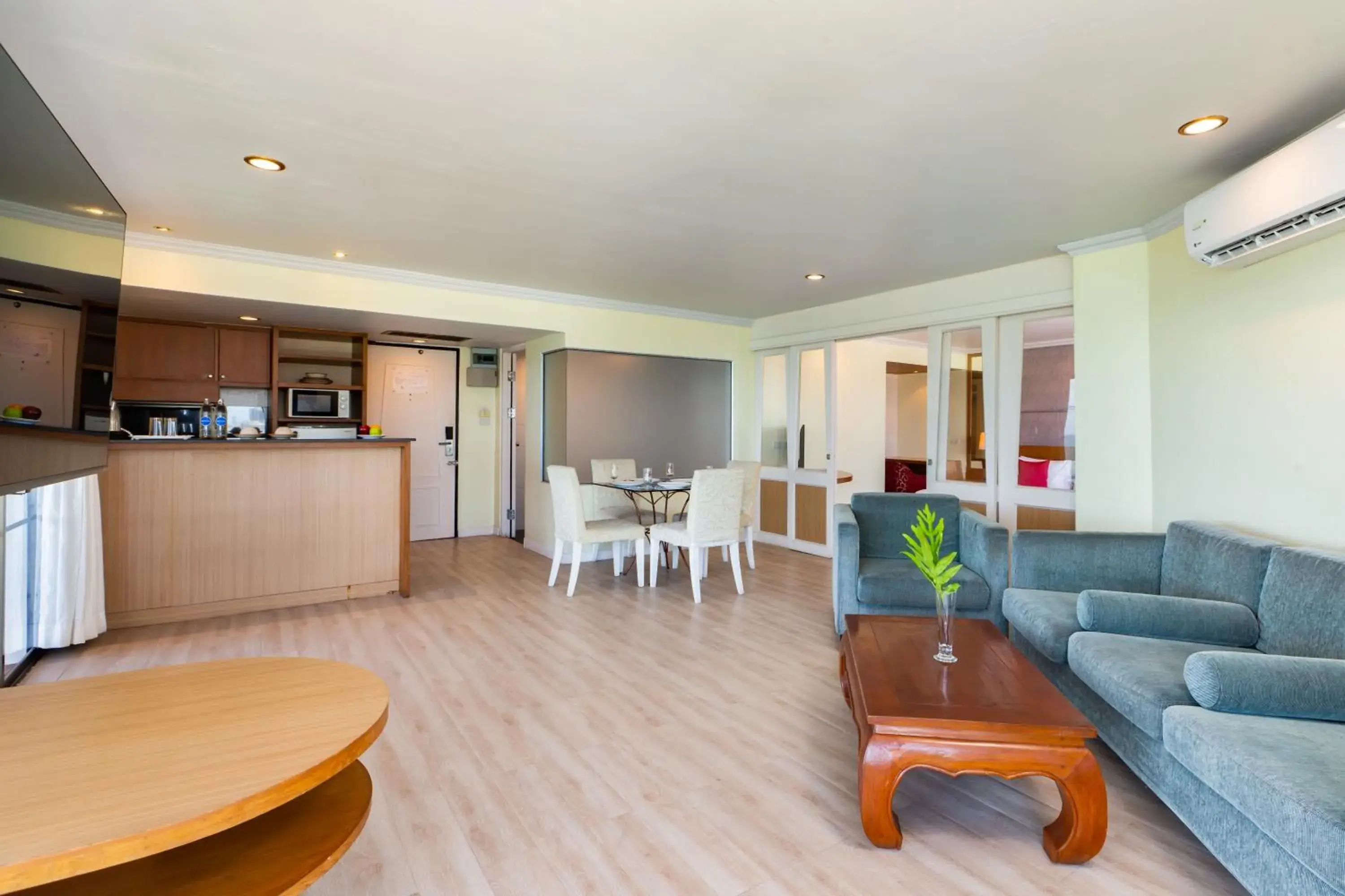 Kitchen or kitchenette, Seating Area in Bella Villa Metro