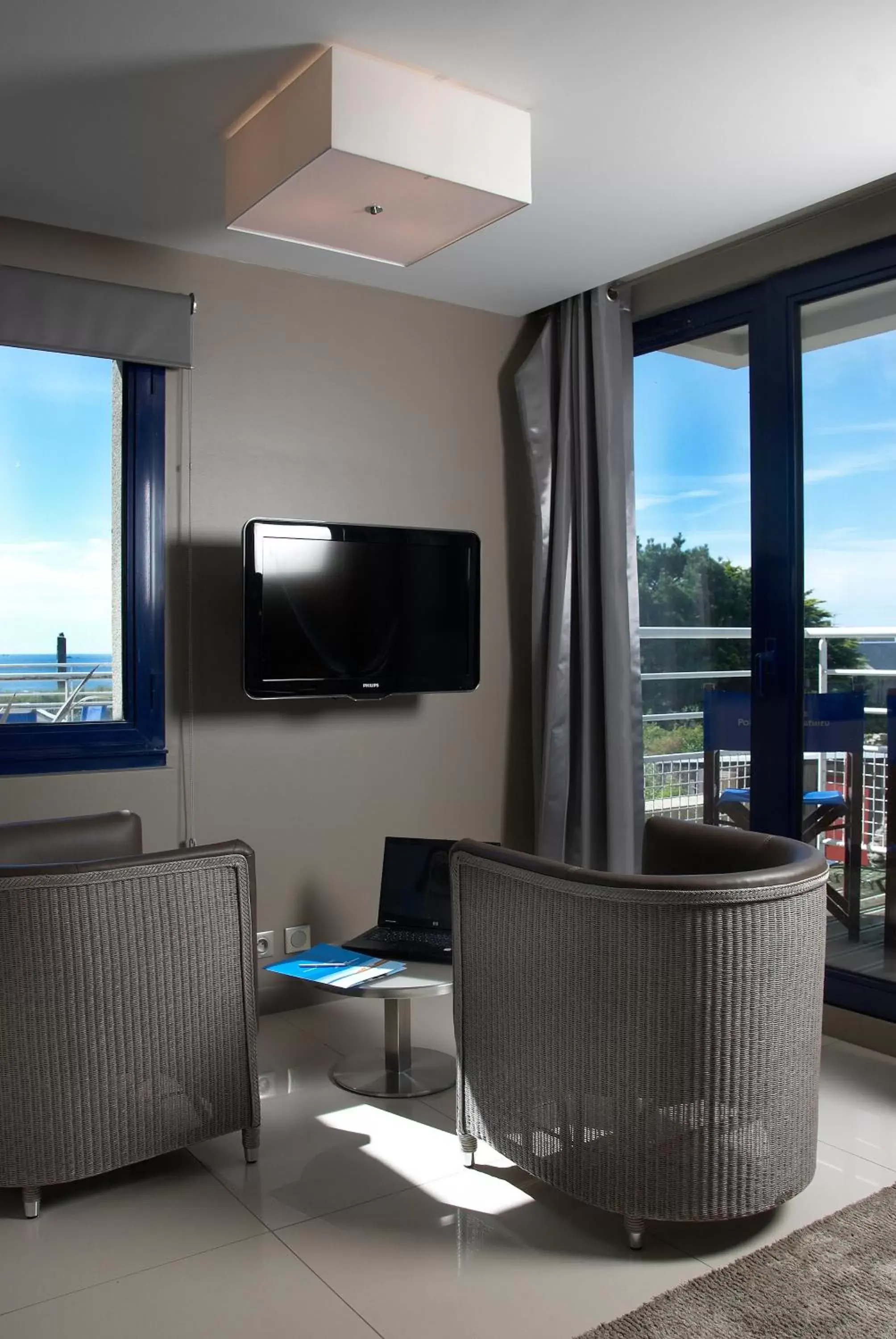 TV and multimedia, TV/Entertainment Center in Hostellerie de la Pointe Saint-Mathieu - SPA & Restaurant