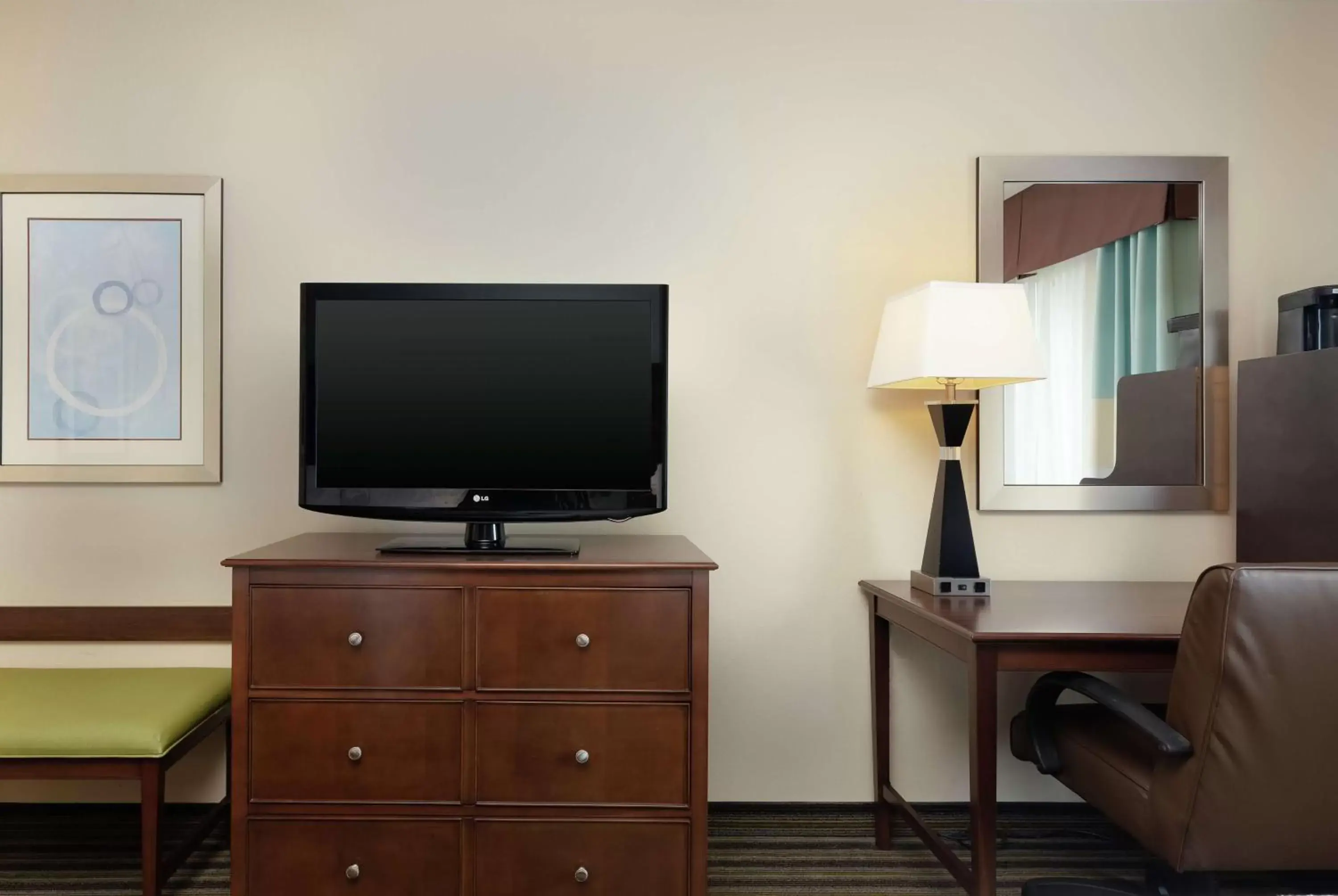 Bedroom, TV/Entertainment Center in Hampton Inn and Suites Adairsville/Calhoun Area