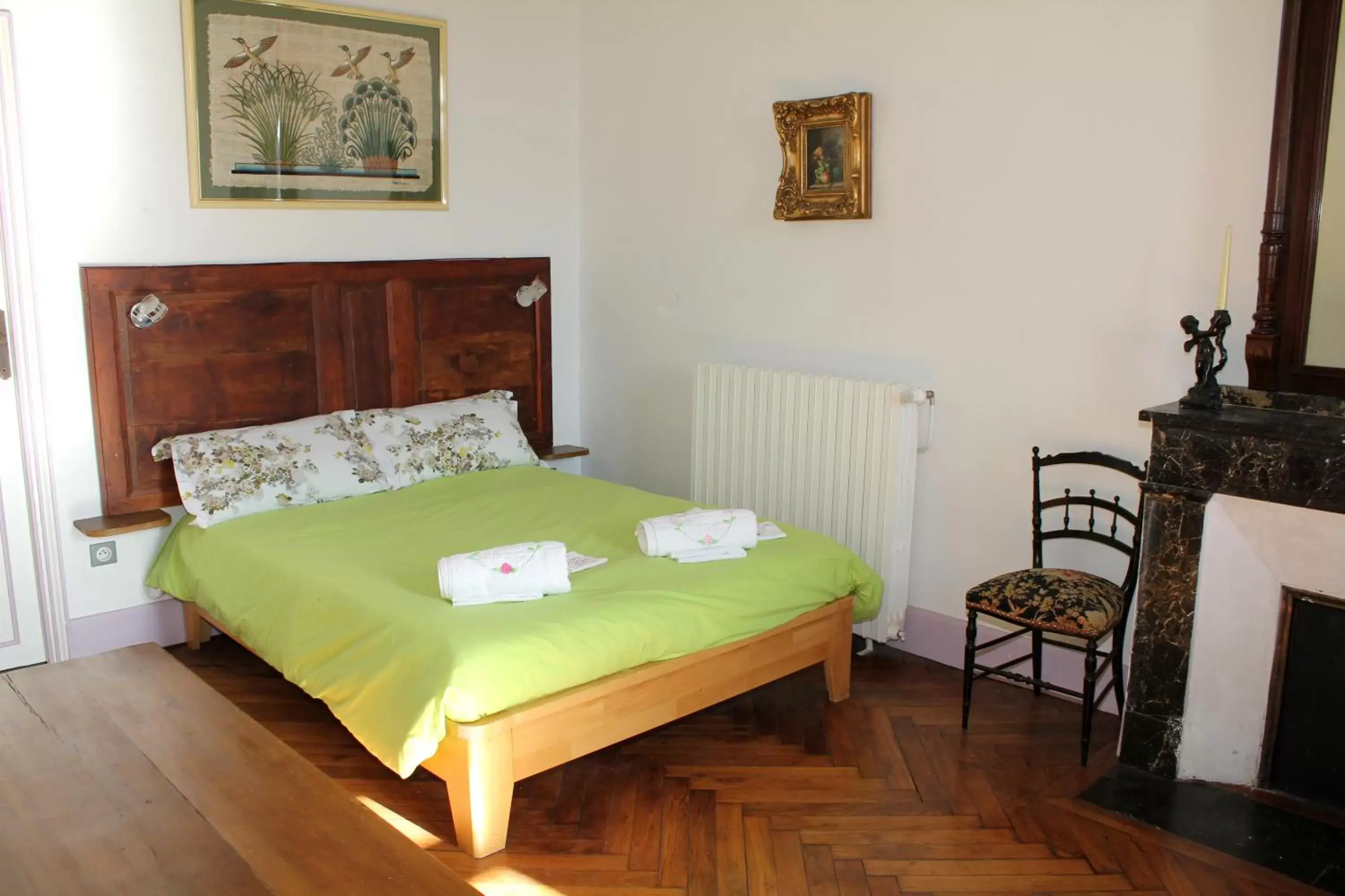 Photo of the whole room, Bed in L'Enclos des Jacobins