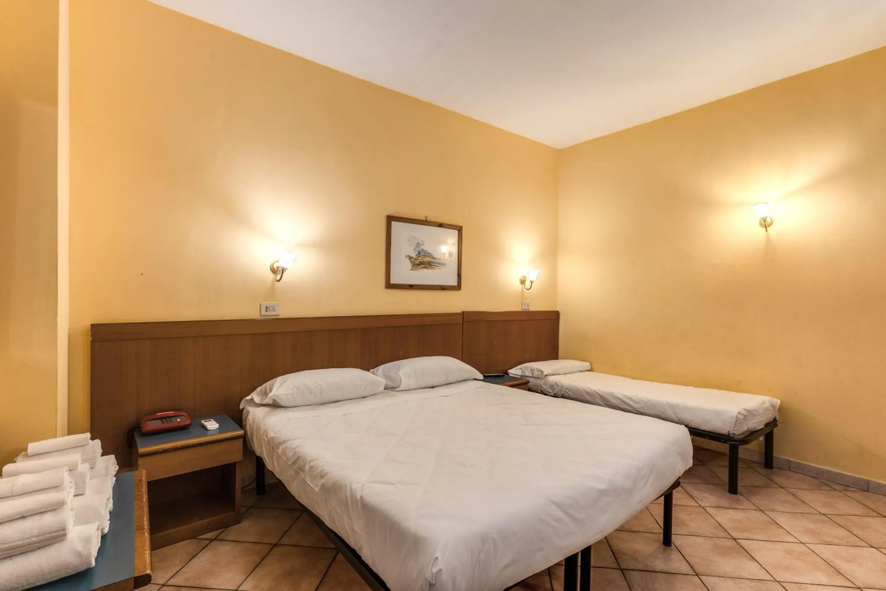Triple Room in Hotel Pomezia Triple Room in Hotel Pomezia