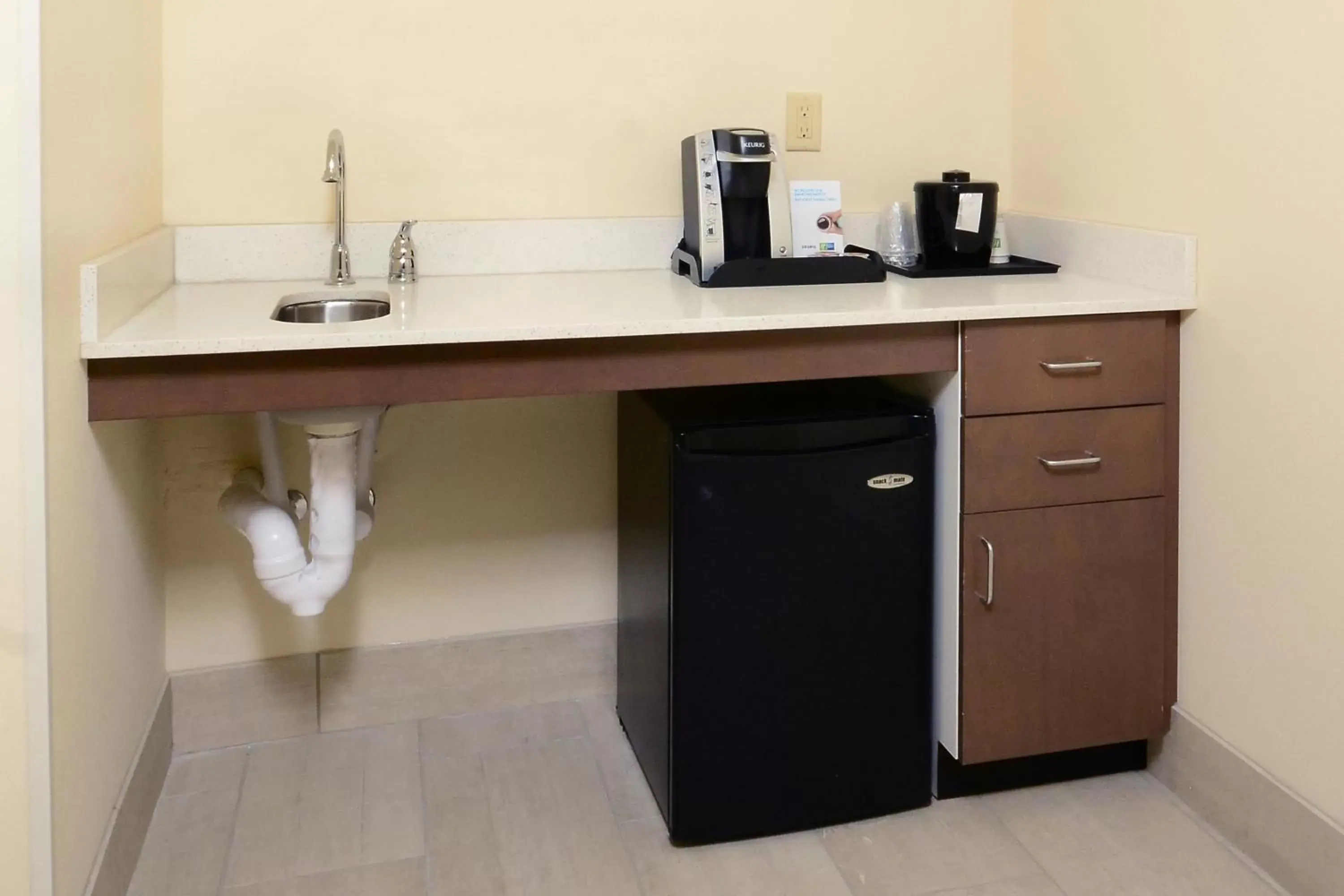 Coffee/tea facilities, Kitchen/Kitchenette in Holiday Inn Express & Suites Raleigh Durham Airport at RTP, an IHG Hotel