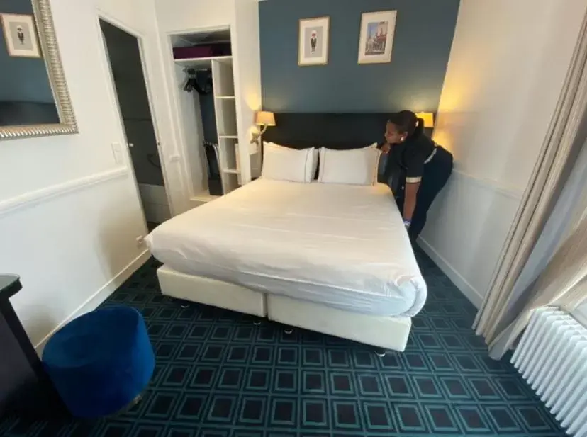 Photo of the whole room, Bed in Hôtel Etoile Trocadéro