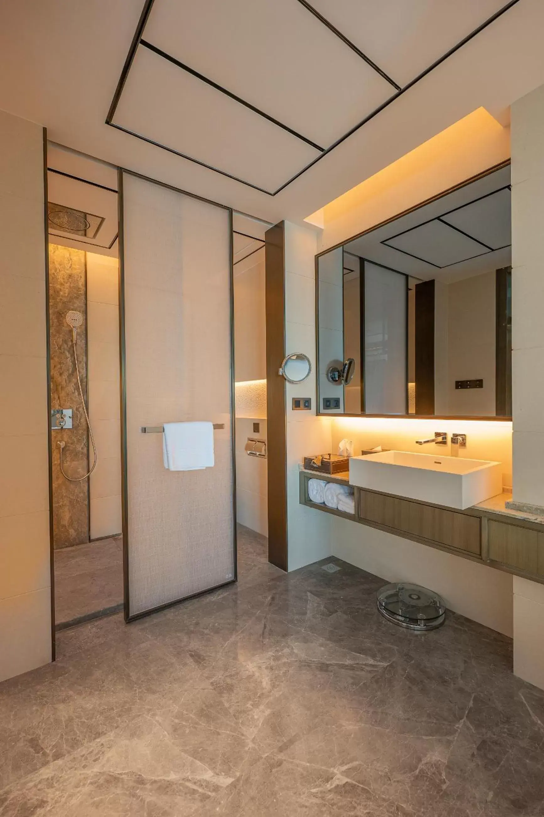 Bathroom in Howard Johnson Plaza by Wyndham Blue Bay Sihanoukville