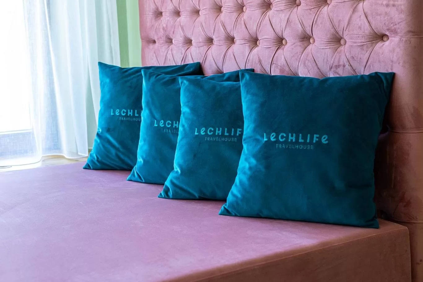 Living room, Bed in Wellness Aparthotel "Lechlife" incl Pool - 400m zum LIFT