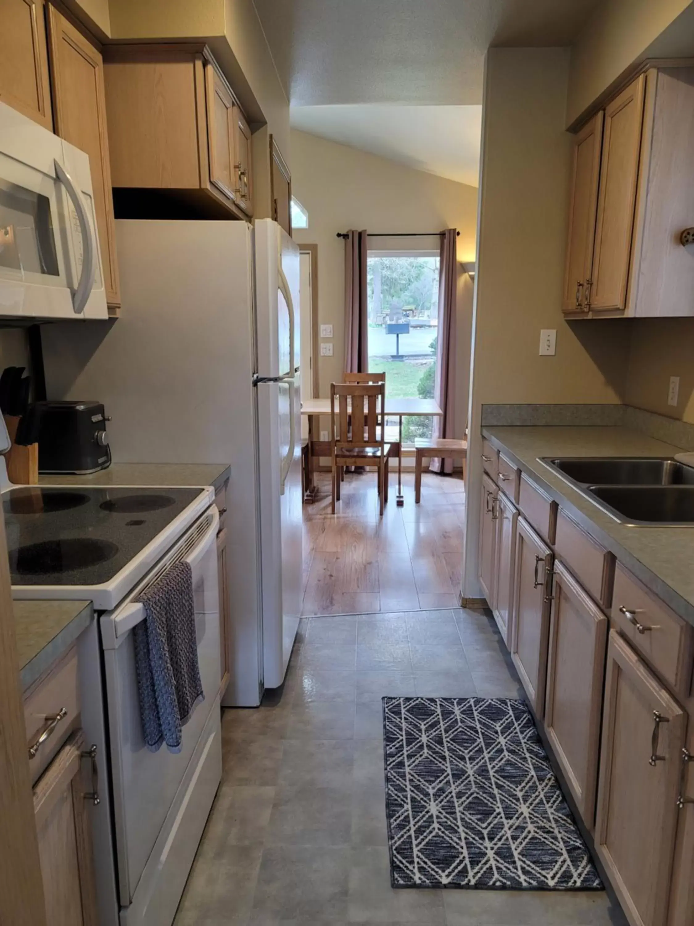 Kitchen/Kitchenette in Riverfront Motel & Cabins